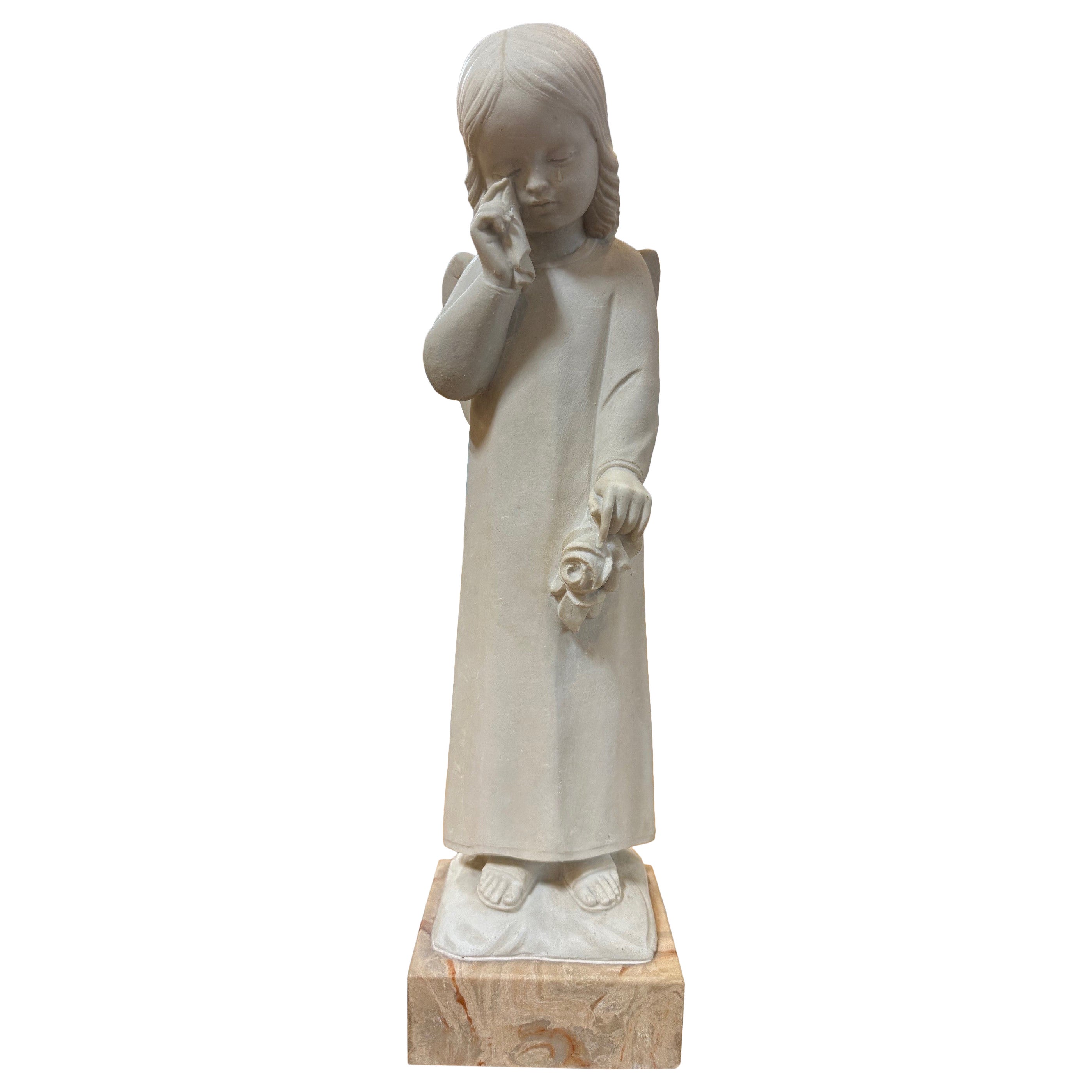 Vintage Marble Dust Statue of a Weeping Angel on a Small Plinth (Statue d'ange pleurant en marbre sur un petit socle) en vente