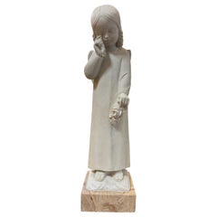 Vintage Marble Dust Statue of a Weeping Angel on a Small Plinth (Statue d'ange pleurant en marbre sur un petit socle)
