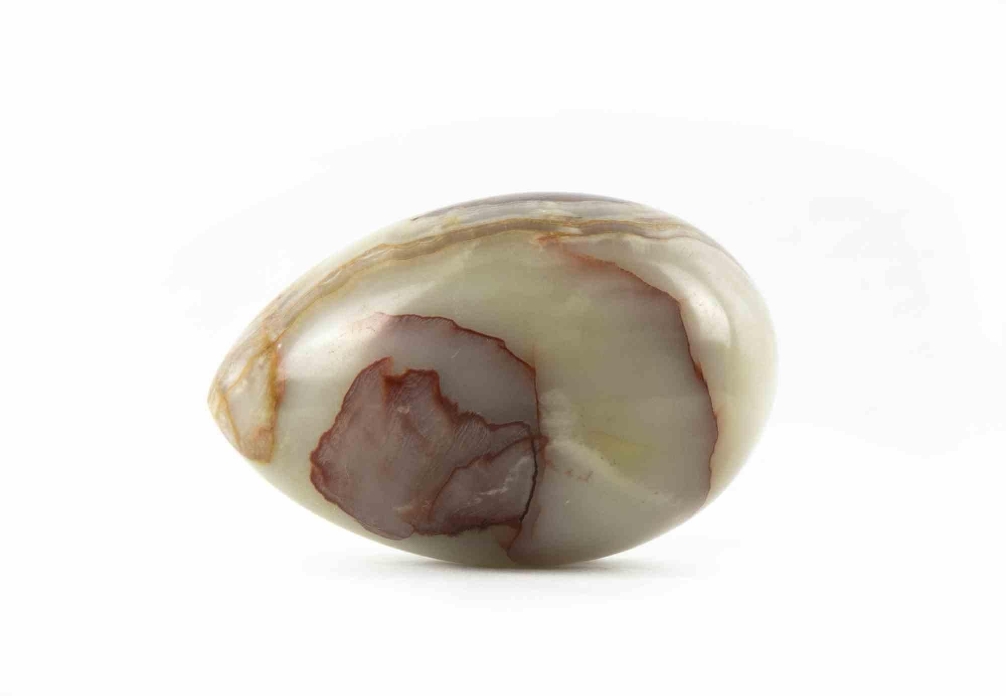 Das Marmor-Ei ist ein originelles Dekorationsobjekt aus der Mitte des 20. Jahrhunderts.

Hergestellt in Italien.

Das Werk ist vollständig in Marmor ausgeführt.

Das Ei ist in einem einzigen marmorierten rosa-weißen Block mit dunklen Adern
