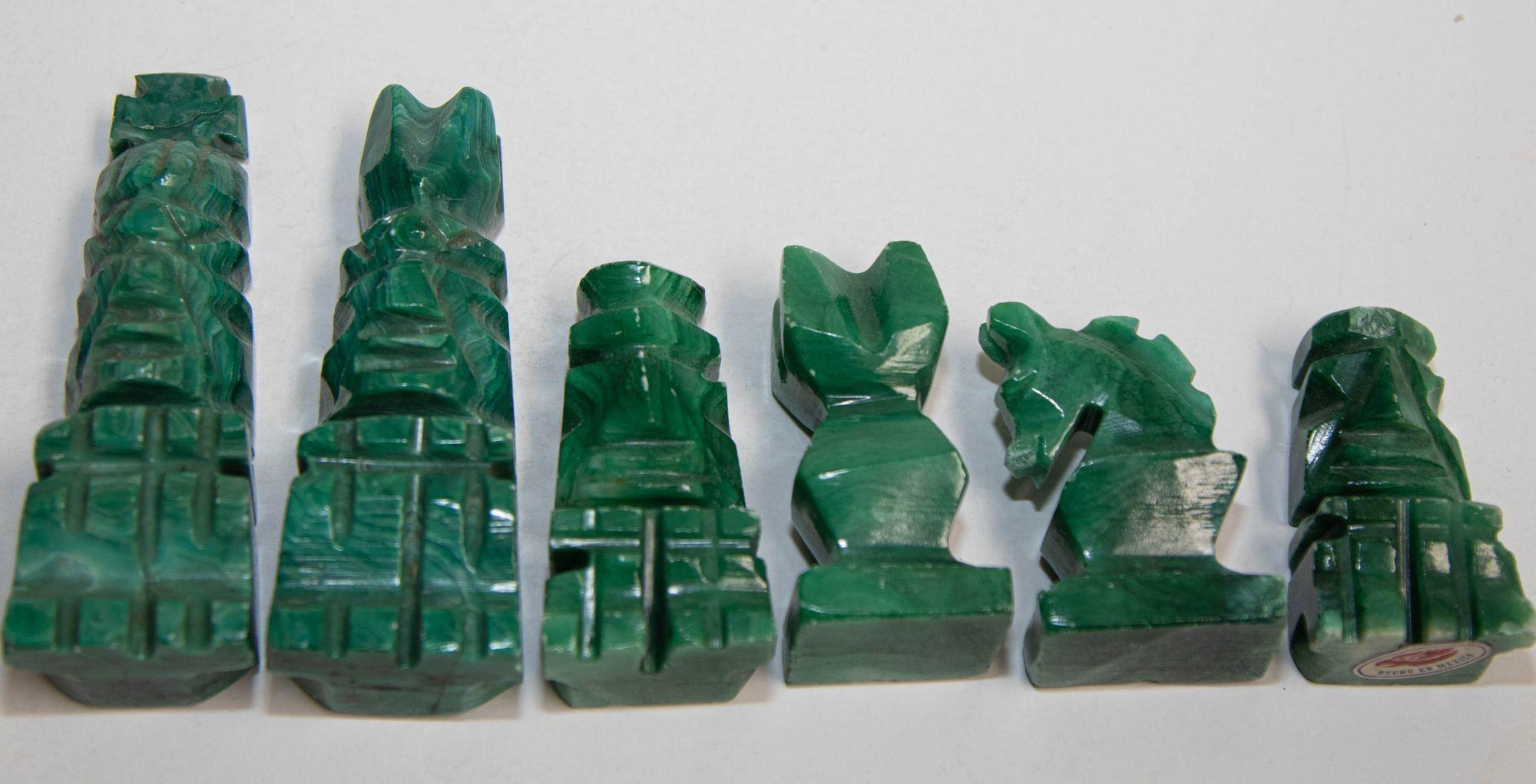 Mid-Century Modern Grand jeu d'échecs vintage en marbre avec pièces en onyx vert émeraude sculptées à la main
