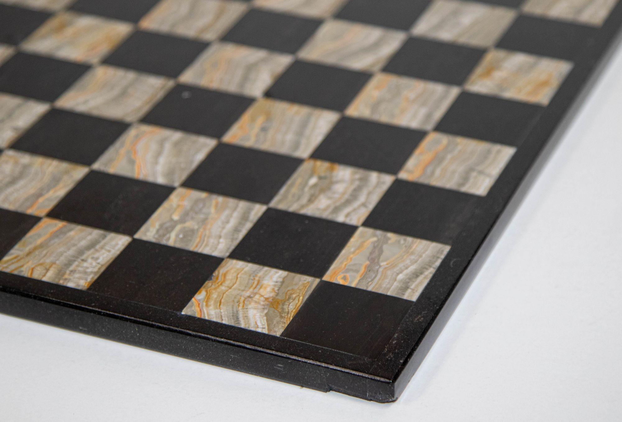 20ième siècle Grand jeu d'échecs vintage en marbre avec pièces en onyx vert émeraude sculptées à la main