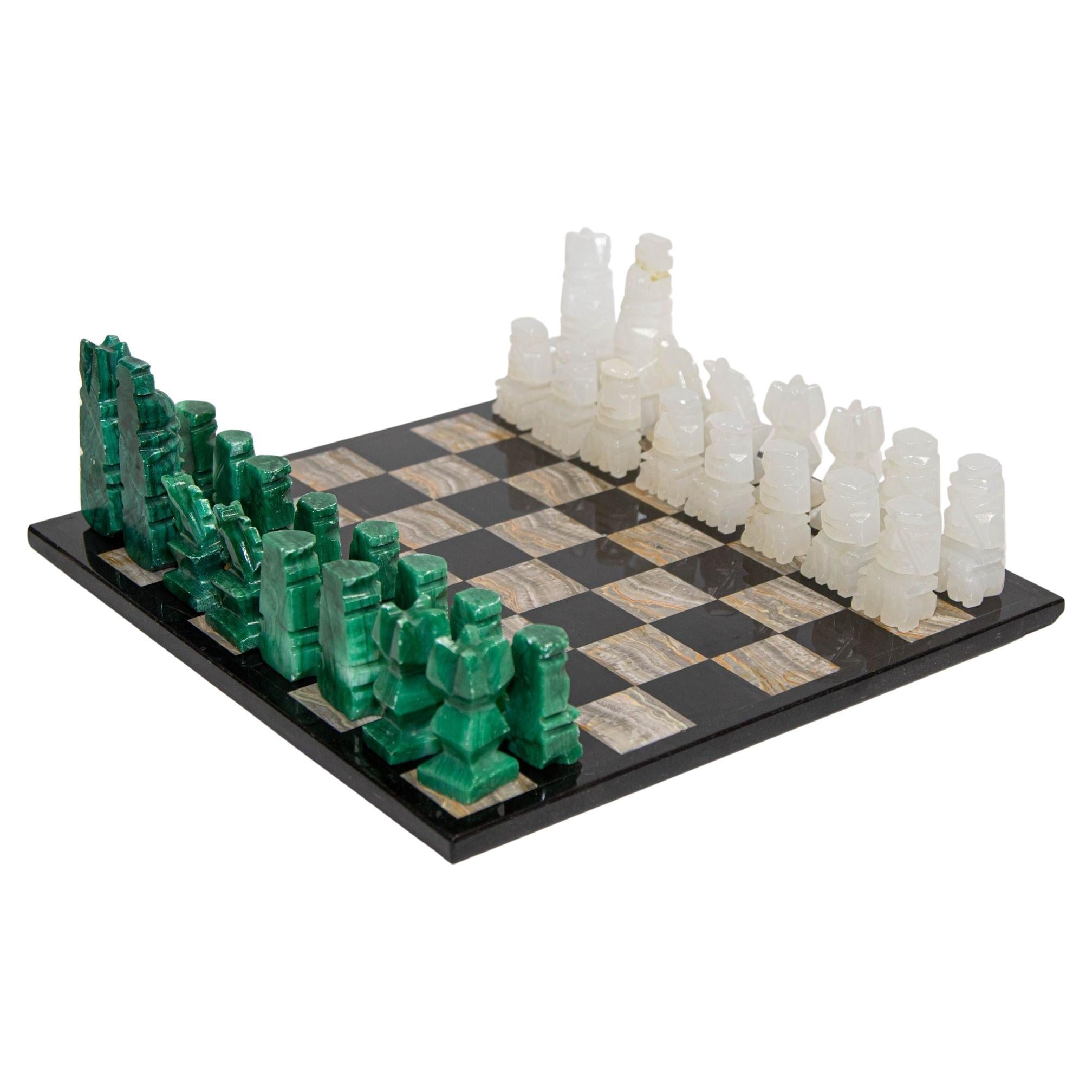 Grand jeu d'échecs vintage en marbre avec pièces en onyx vert émeraude sculptées à la main
