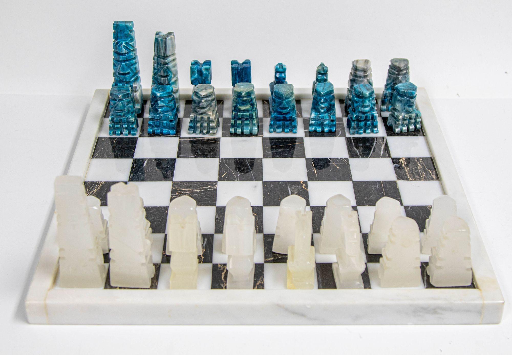 Großes Schachset aus Marmor mit handgeschnitzten türkisfarbenen Onyxteilen
Vintage Mitte des 20. Jahrhunderts Mexikanisches Steinmarmor-Schachspiel, komplettes Schachbrett aus weißem und schwarzem Marmorstein mit kunstvoll handgeschnitzten