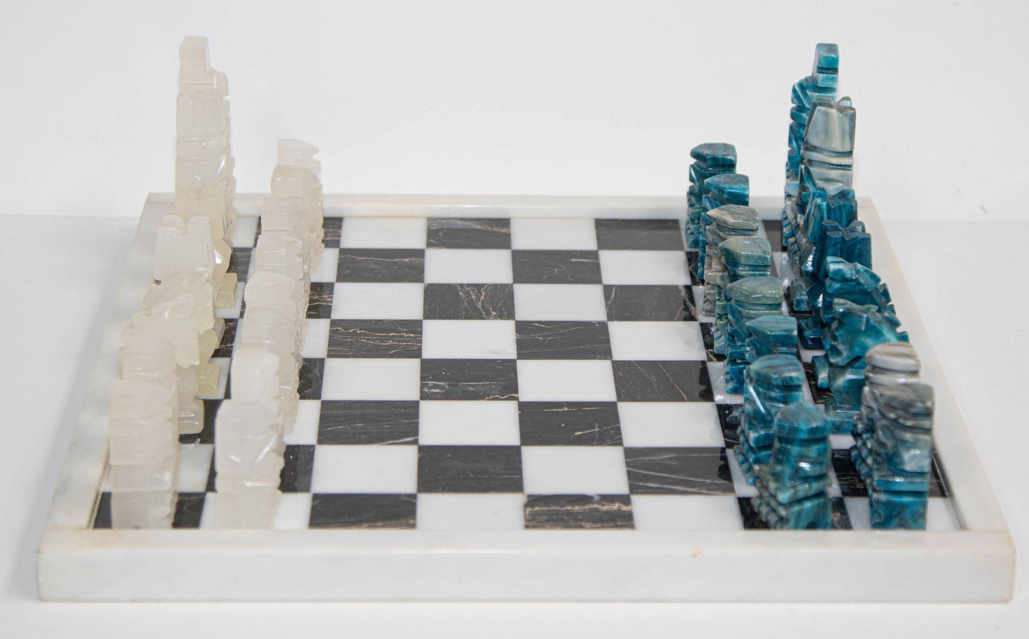 Sculpté à la main Grand jeu d'échecs vintage en marbre avec pièces en onyx turquoise sculptées à la main en vente