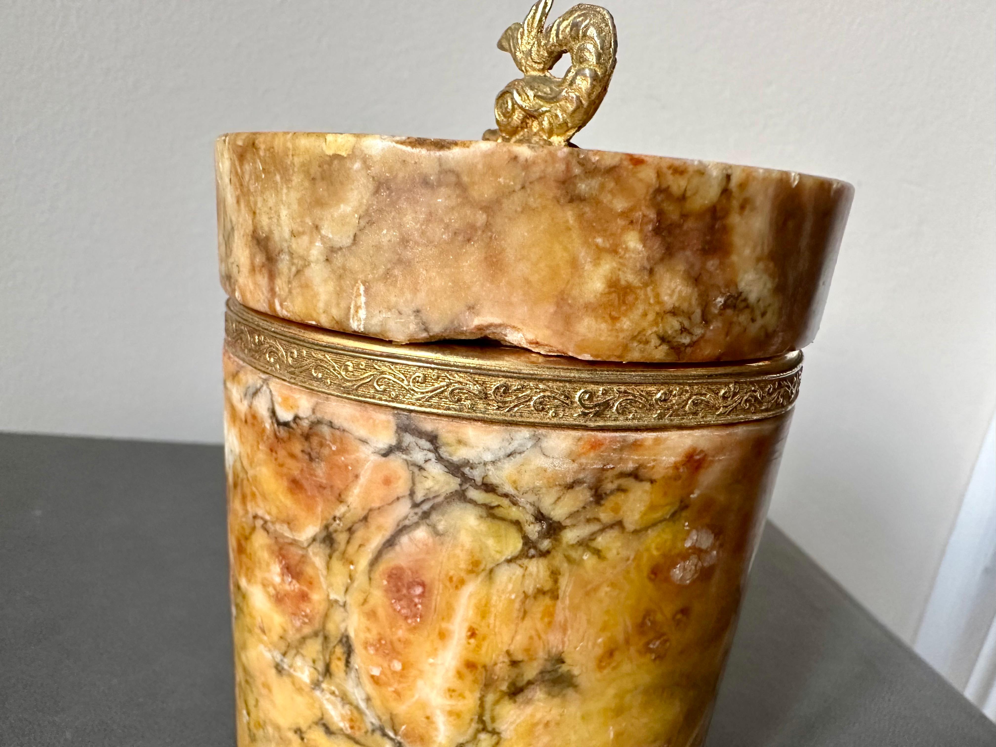 Marmorschachtel mit Deckel aus Marmor mit Messing-Akzenten und Delphin-Griff im Angebot 5