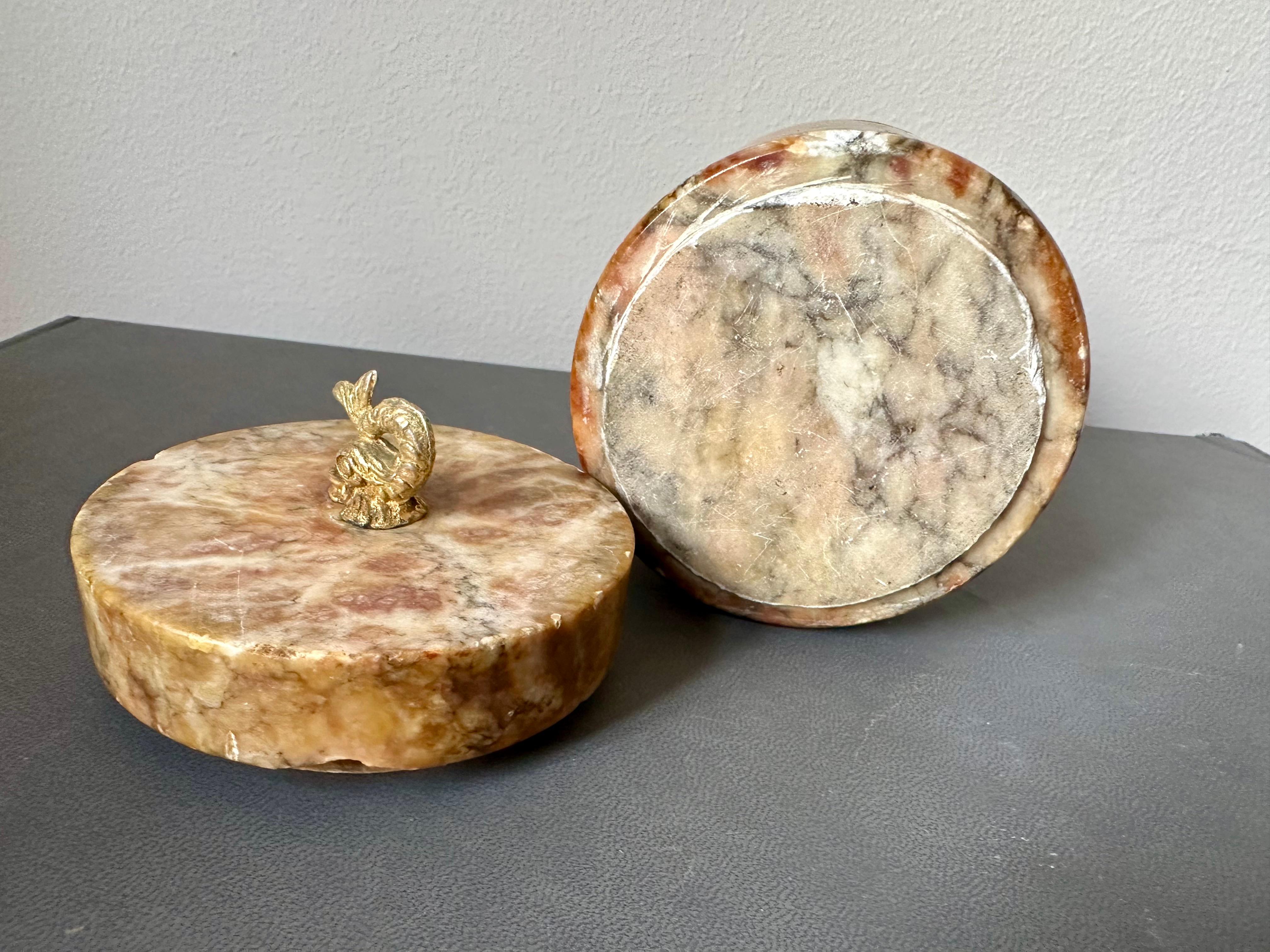 Marmorschachtel mit Deckel aus Marmor mit Messing-Akzenten und Delphin-Griff im Angebot 6