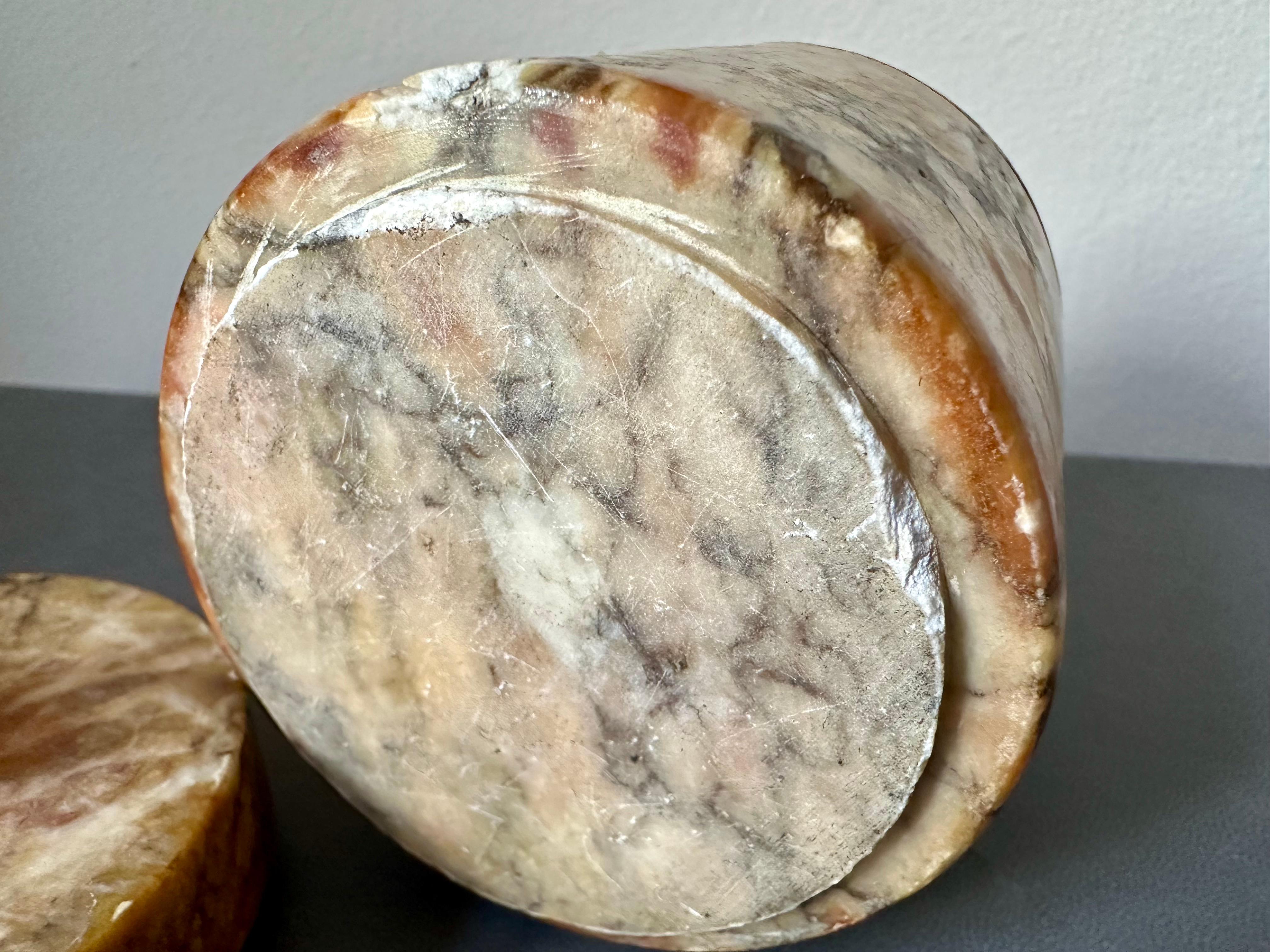 Marmorschachtel mit Deckel aus Marmor mit Messing-Akzenten und Delphin-Griff im Angebot 7