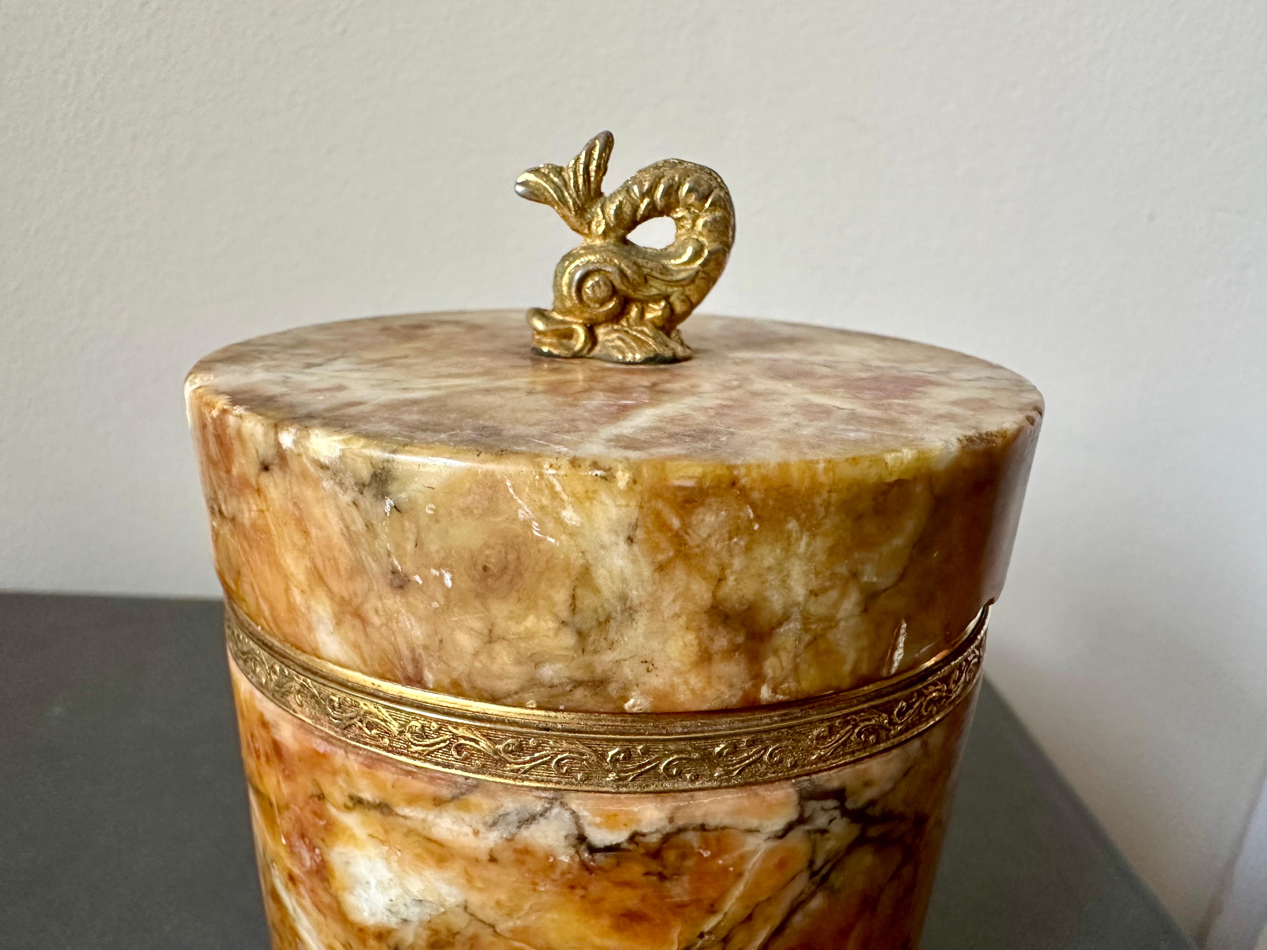 Marmorschachtel mit Deckel aus Marmor mit Messing-Akzenten und Delphin-Griff im Angebot 1