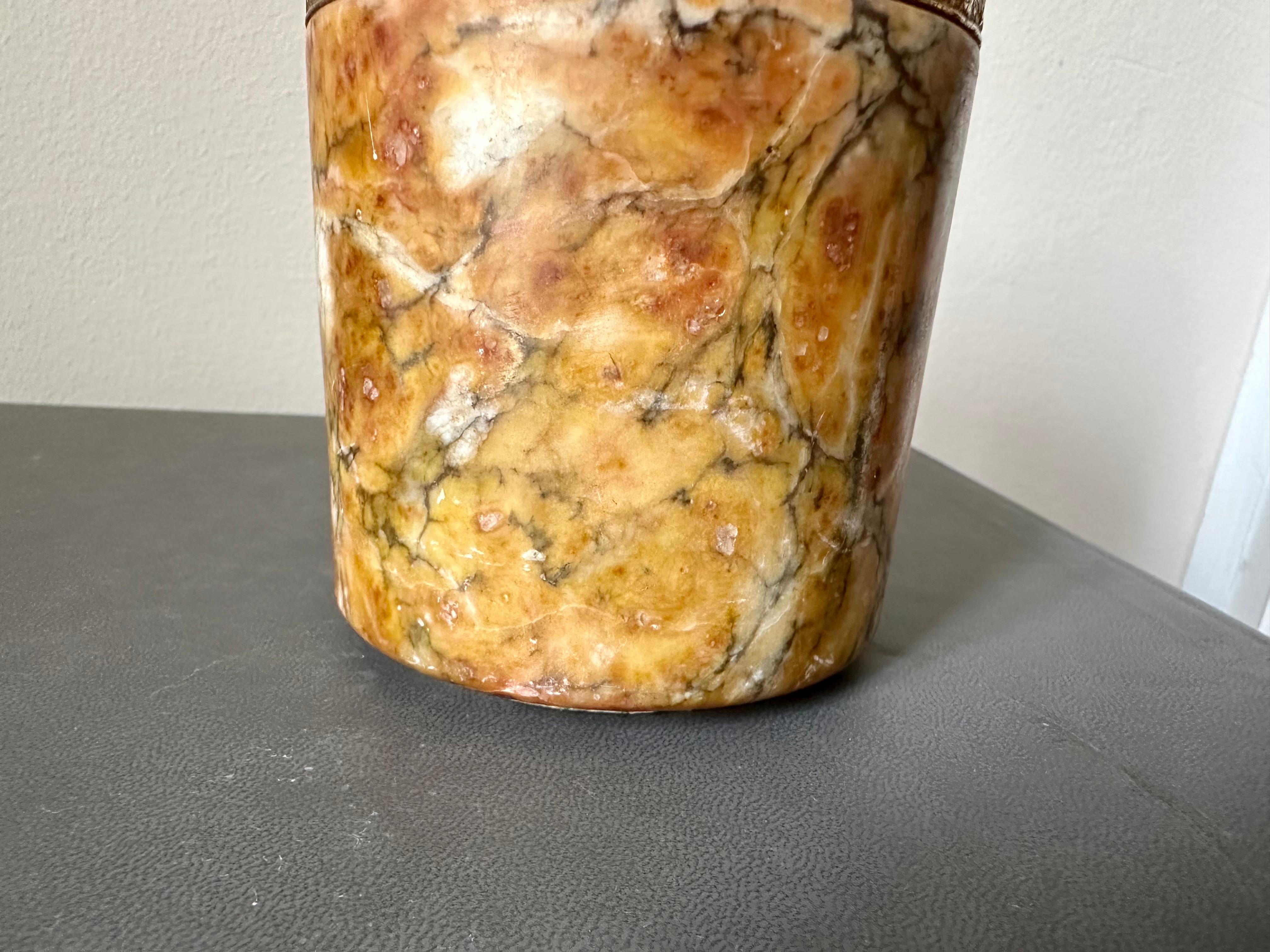 Marmorschachtel mit Deckel aus Marmor mit Messing-Akzenten und Delphin-Griff im Angebot 2