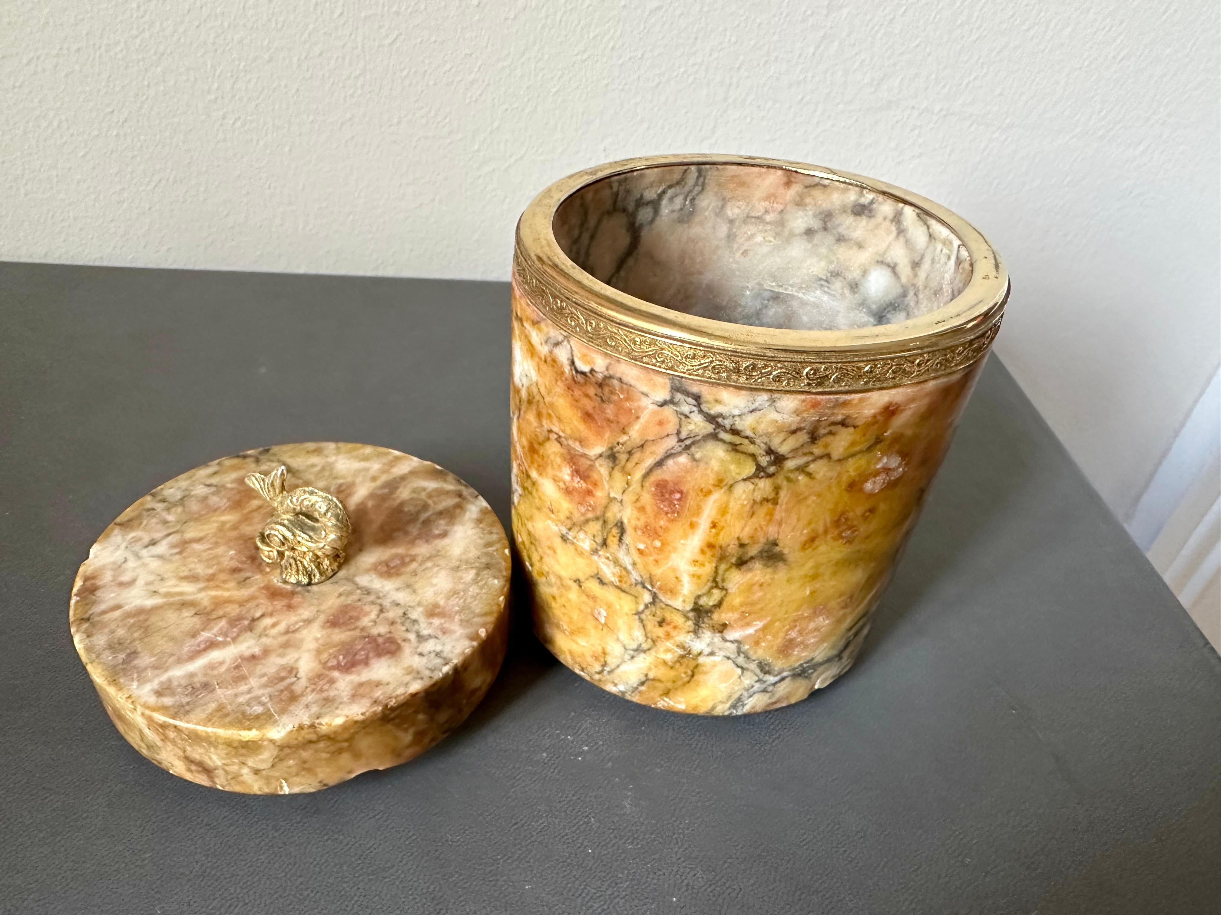 Marmorschachtel mit Deckel aus Marmor mit Messing-Akzenten und Delphin-Griff im Angebot 3