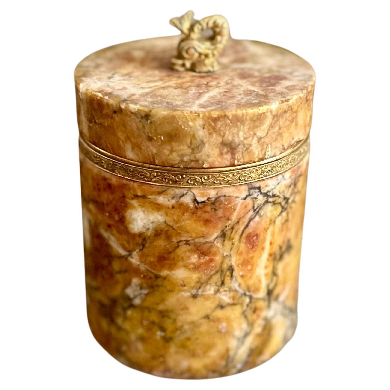 Caja vintage con tapa de mármol, detalles de latón y asa de delfín