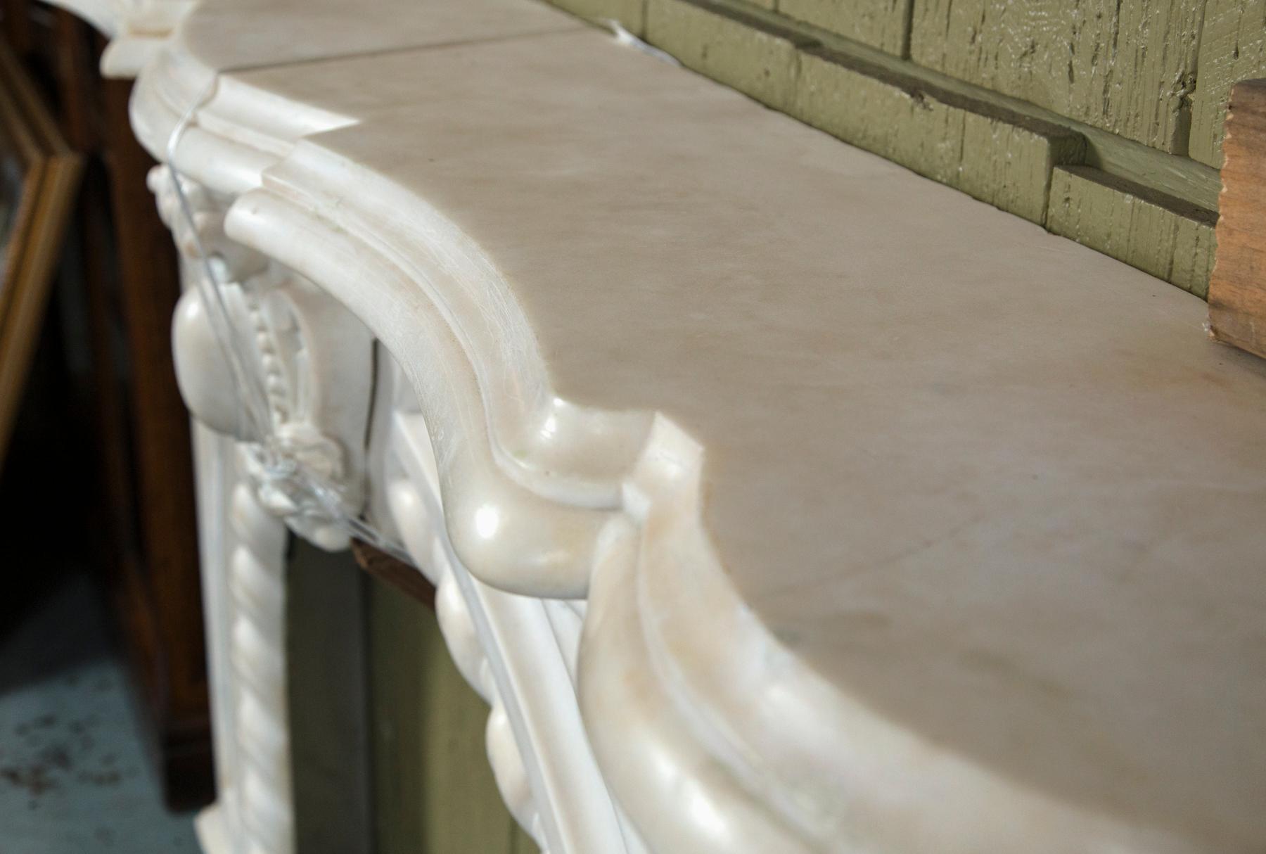 Antique 19th c white carved Victorian arched Marble Mantel In Good Condition In Stamford, CT