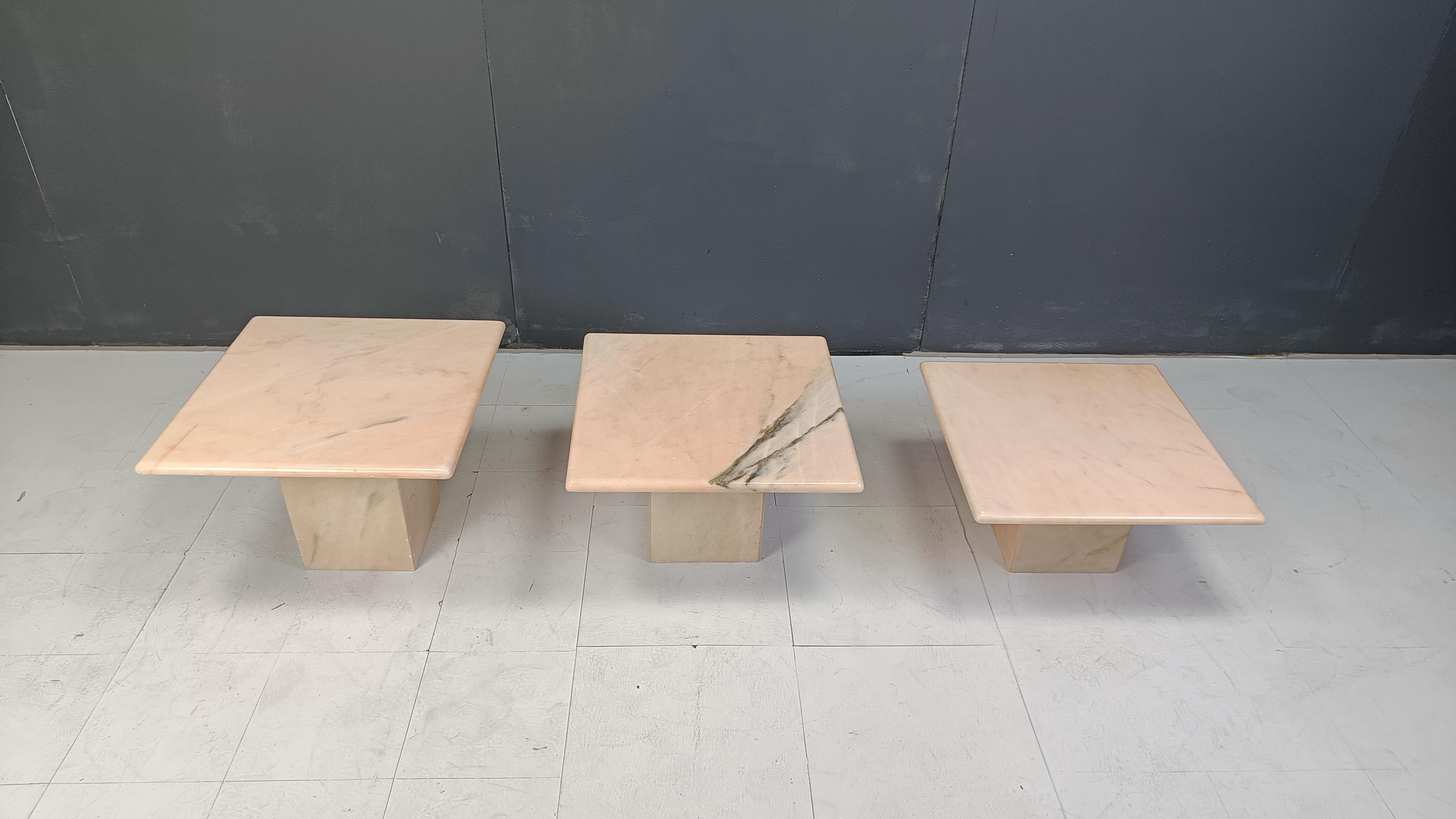 Ensemble de tables gigognes ou tables d'appoint en marbre italien des années 1970.

Les tables peuvent être disposées selon différentes compositions. Des objets intemporels.

Belle couleur et coloration naturelle.

Très bon état.

années 1970 -