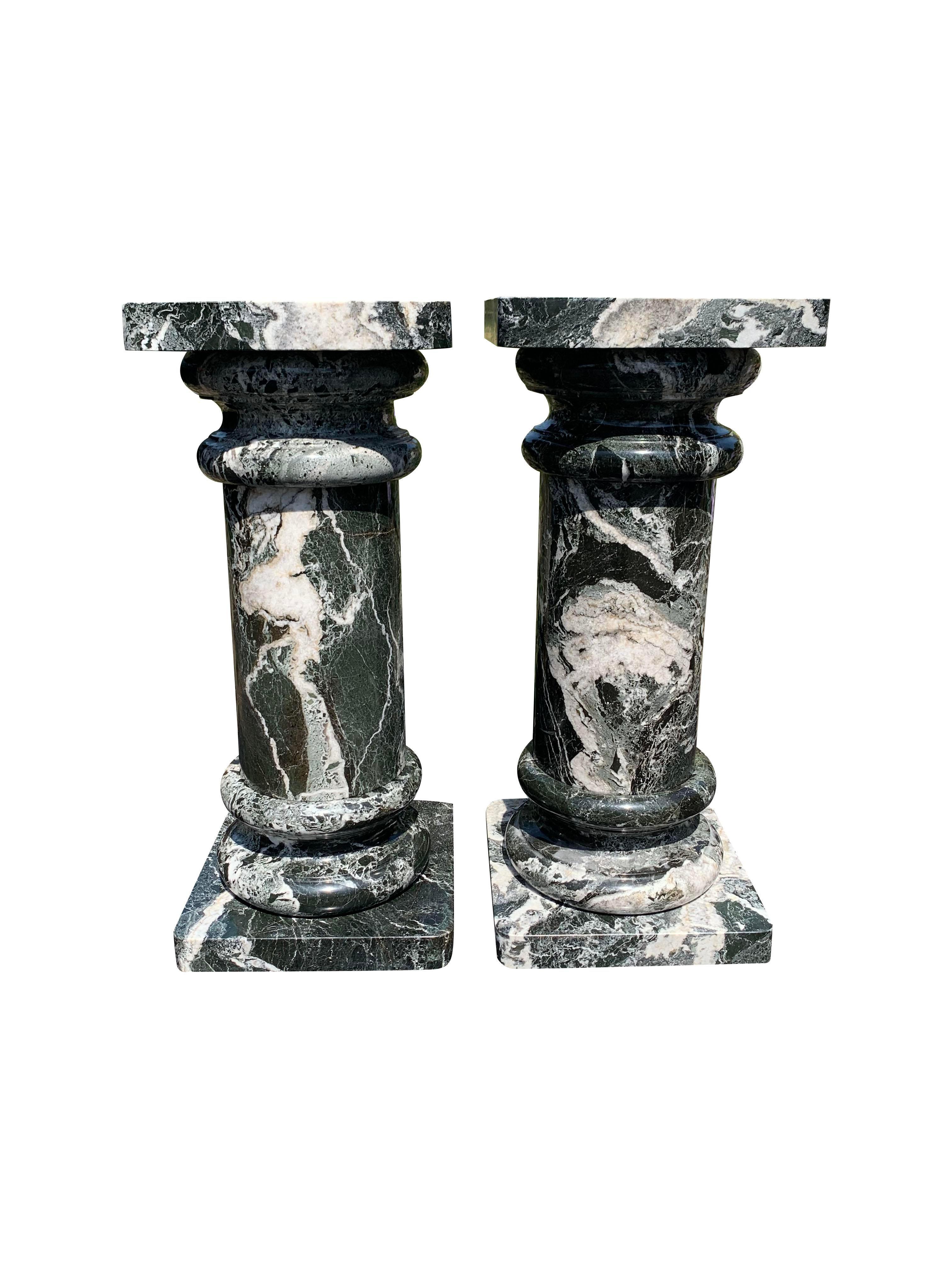 Columnas Pedestal Vintage de Mármol en Remolino Blanco y Negro - Un Par.

Eleva tu decoración interior con este impresionante par de columnas pedestales de mármol vintage. Estas piezas únicas muestran la belleza del mármol natural, con un cautivador
