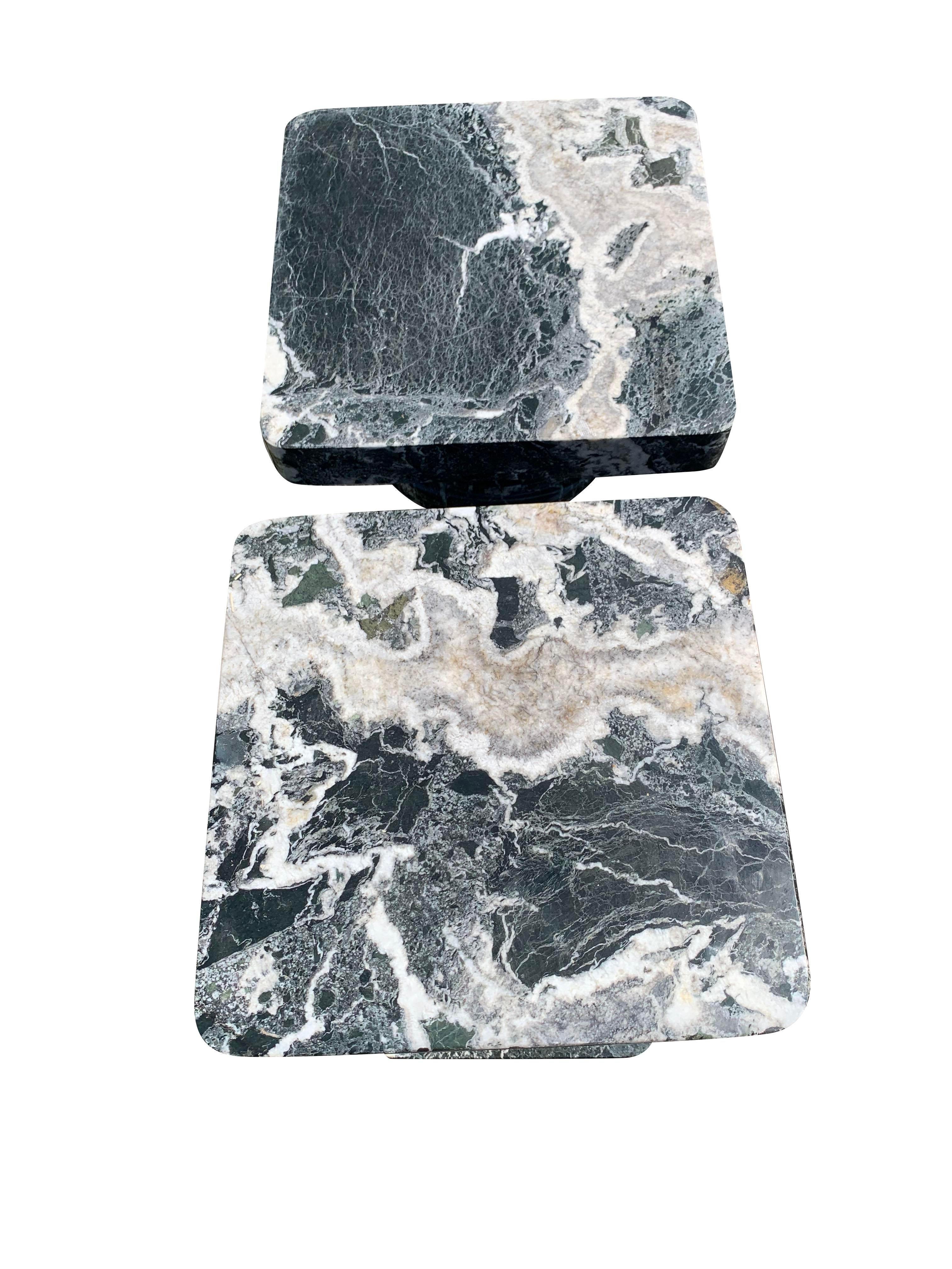 Columnas Pedestal Vintage de Mármol en Remolino Blanco y Negro Fabricadas en Italia un Par Moderno en venta