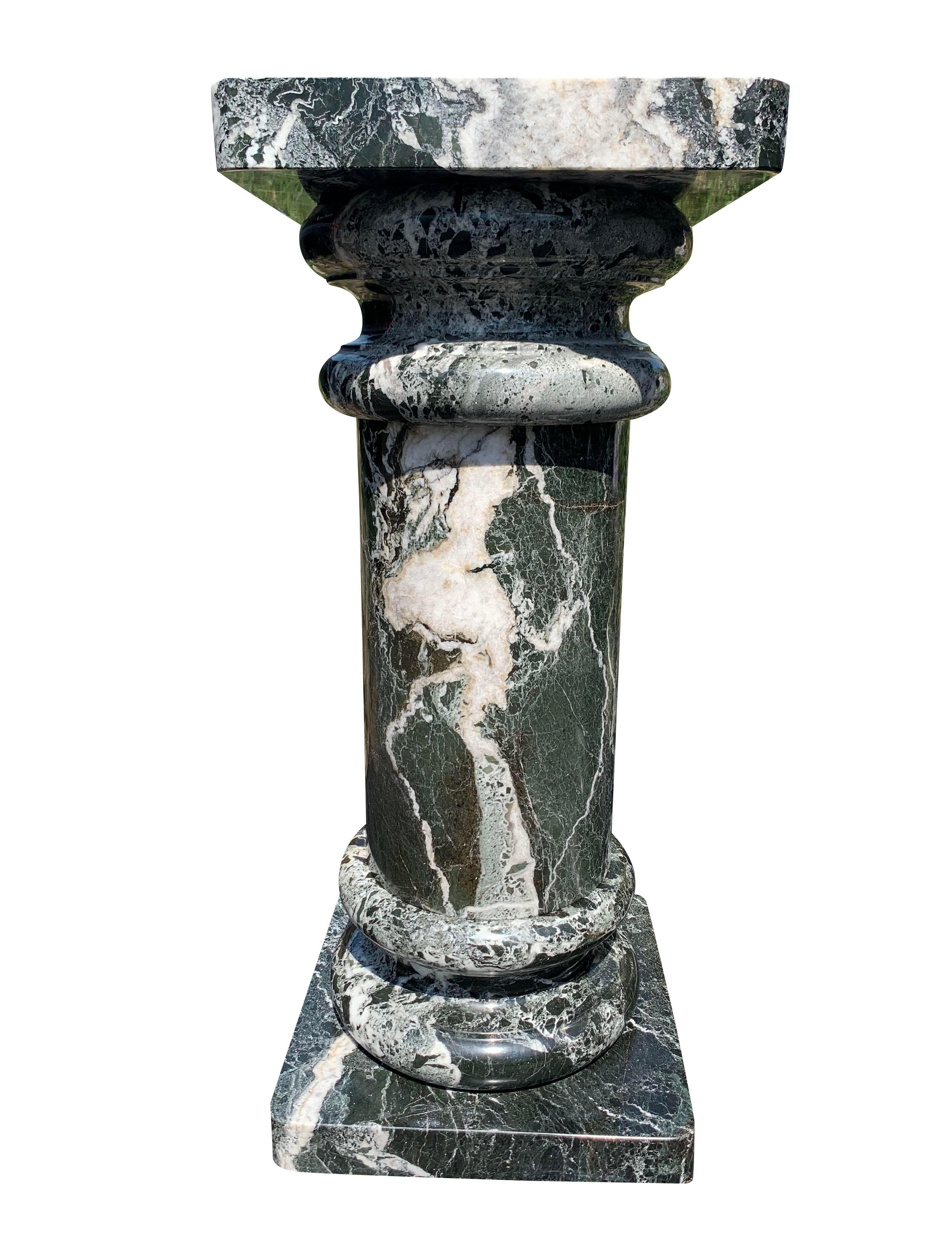 Columnas Pedestal Vintage de Mármol en Remolino Blanco y Negro Fabricadas en Italia un Par en Bueno estado para la venta en Saddle River, NJ
