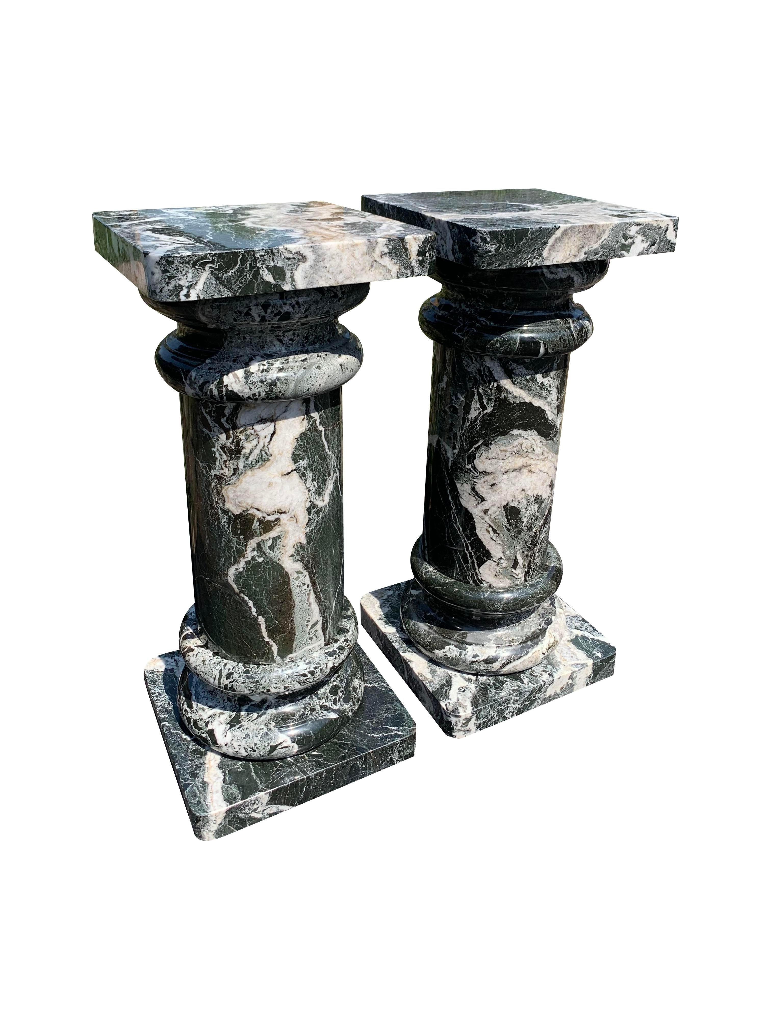 Columnas Pedestal Vintage de Mármol en Remolino Blanco y Negro Fabricadas en Italia un Par siglo XX en venta