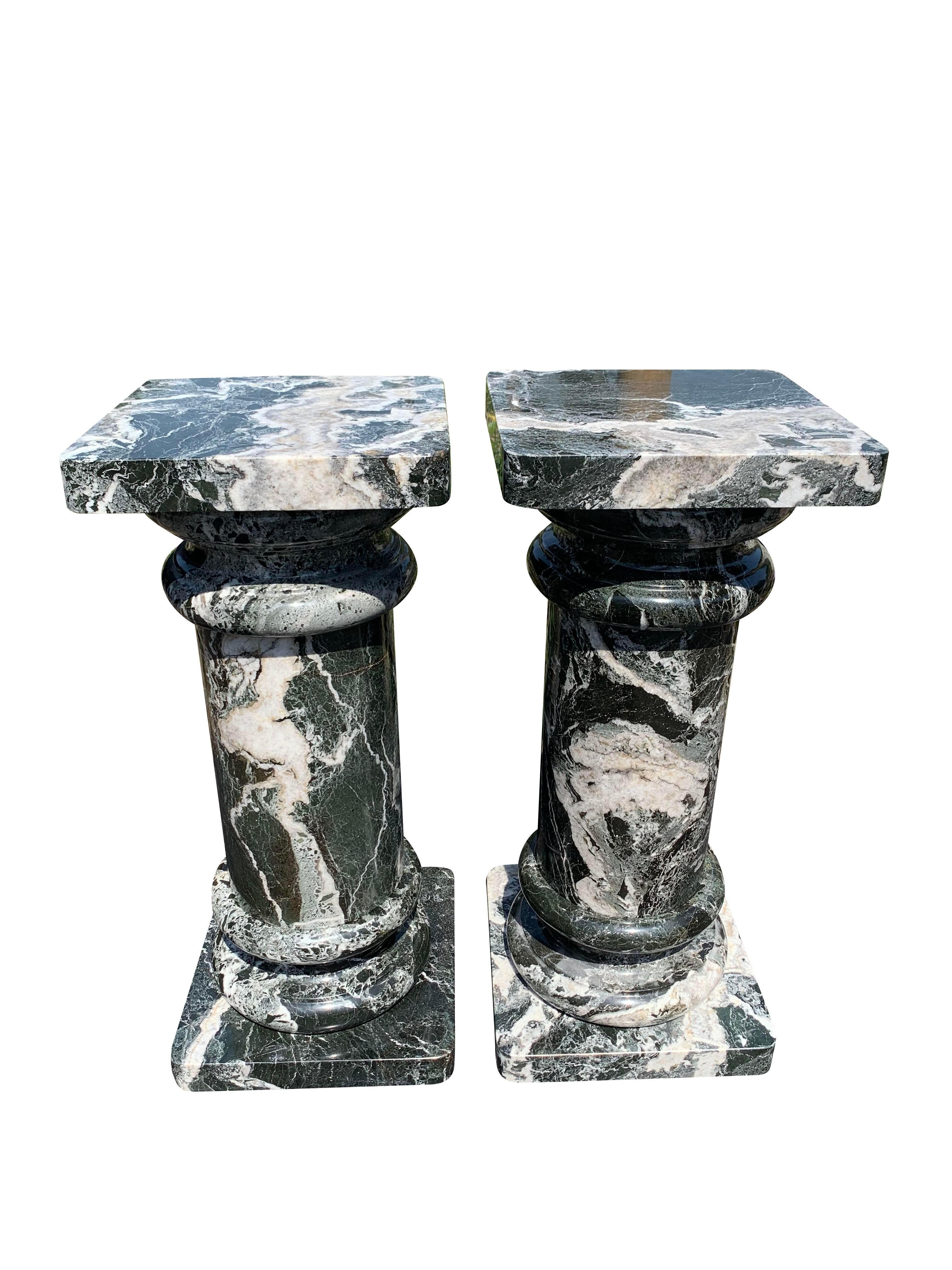 Columnas Pedestal Vintage de Mármol en Remolino Blanco y Negro Fabricadas en Italia un Par en venta 1