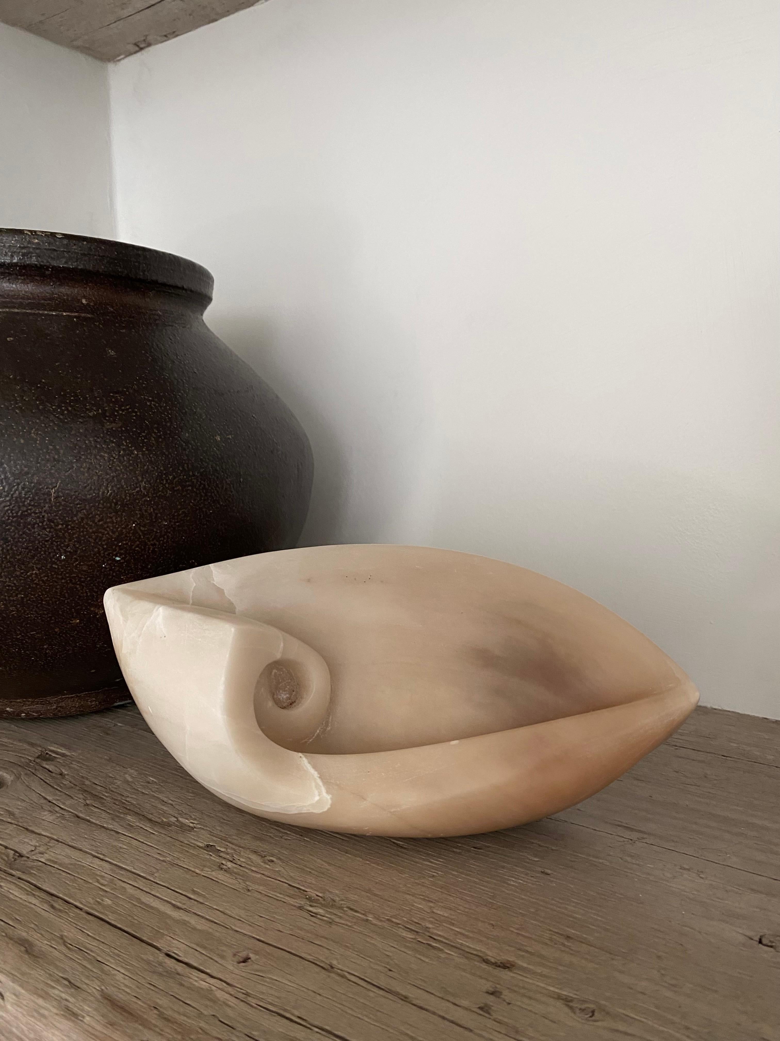 Si tratta di un'opera unica scolpita in proporzione e ispirata al rapporto aureo.
La proporzione divina è stata raffigurata in marmo.
Un bellissimo design che combina equilibrio, semplicità e proporzioni.
Un magico pezzo di