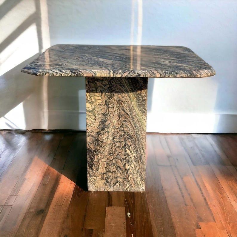 Mesa auxiliar de mármol vintage, italiana, Cipollino Ondulato, mesa auxiliar, salón, dormitorio, postmoderna, pedestal.

Vintage de los años 80
Medidas: Medidas: 27,5