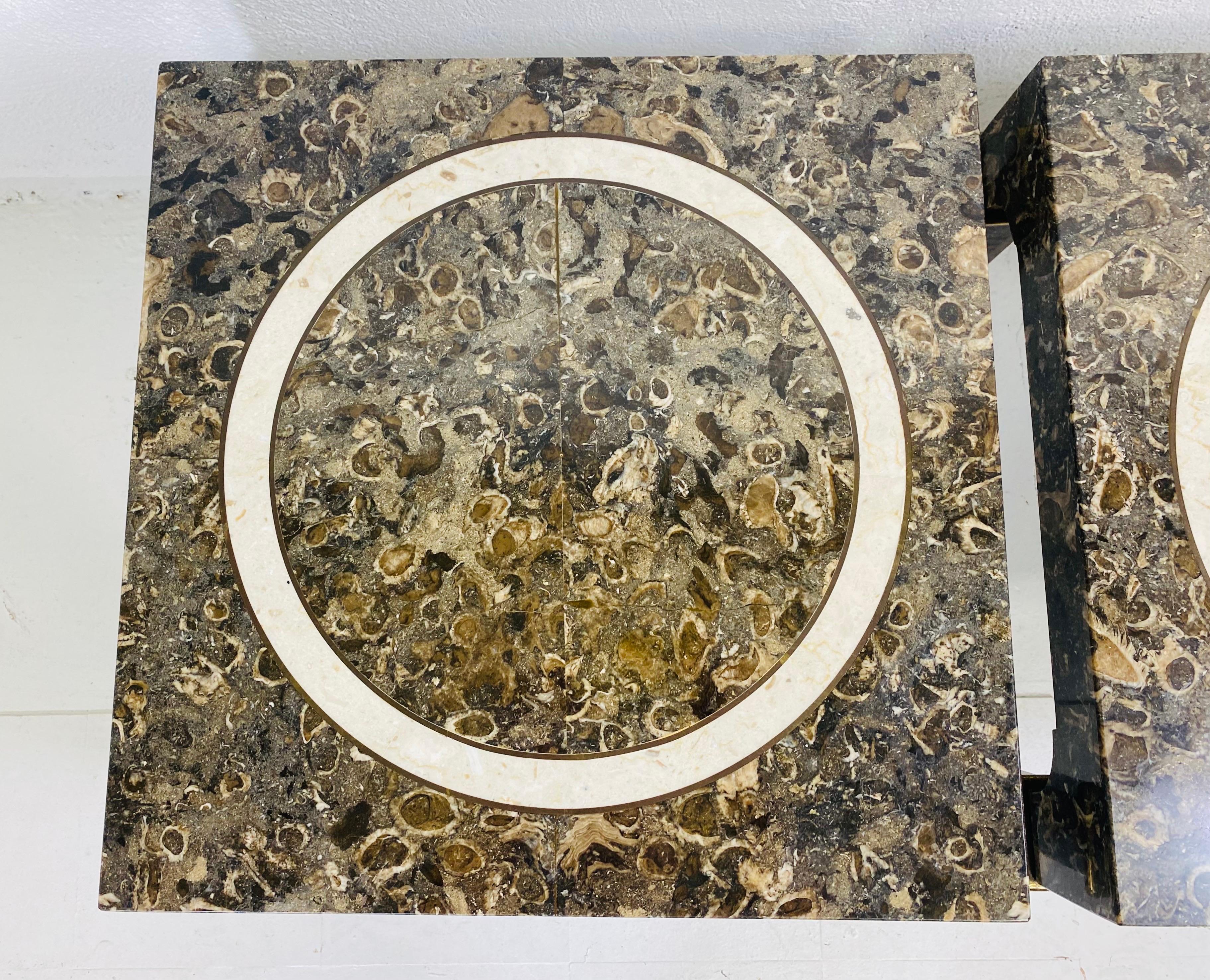 Se trata de un bonito par de mesas auxiliares de mármol vintage. Las mesas tienen una pata de estilo Parson con detalles de latón macizo en la parte superior. Las mesas son de mármol marrón oscuro con vetas de color crema. La parte superior de las