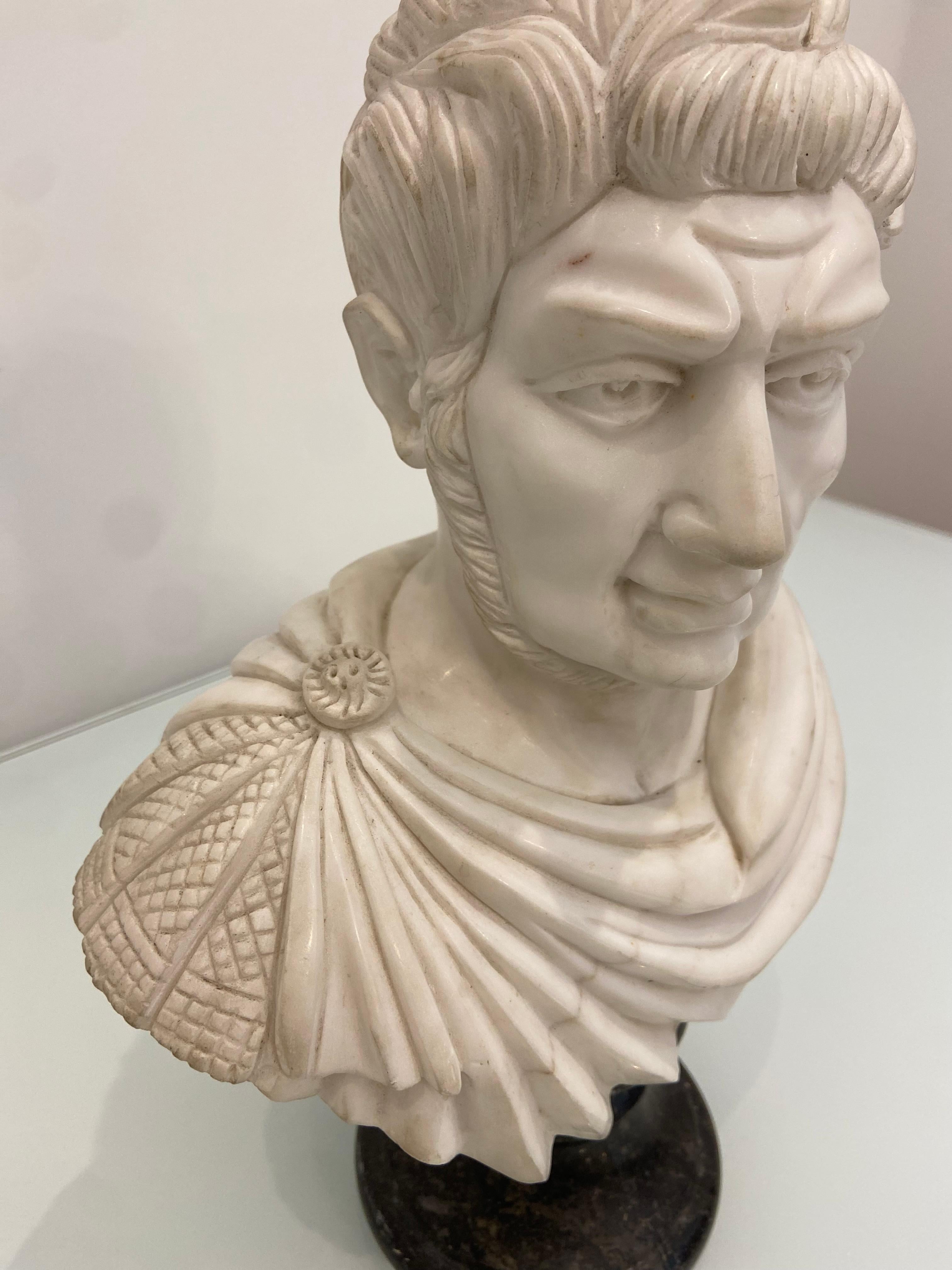 Un raro busto in marmo d'epoca di un imperatore romano. Splendidamente realizzato, questo busto in marmo è un grande oggetto decorativo o un pezzo da collezione.

Modellato con le sembianze di un antico sovrano romano, questo busto ha un aspetto