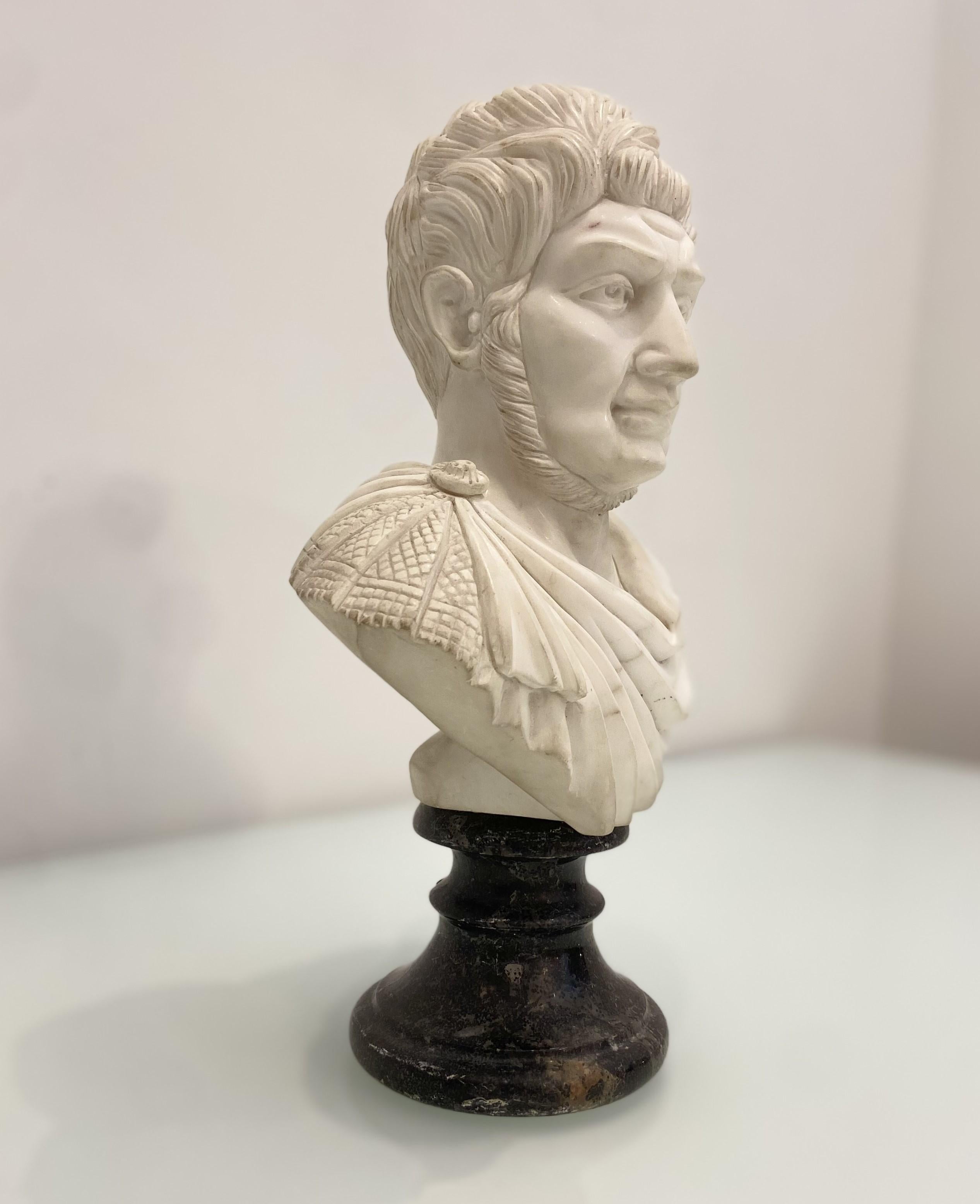 Inglese Statua di marmo d'epoca con busto di imperatore romano in vendita
