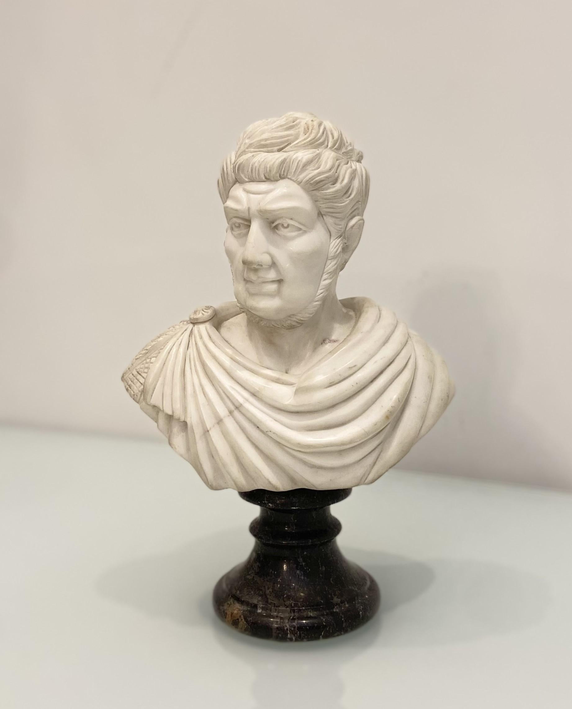 Statua di marmo d'epoca con busto di imperatore romano In condizioni buone in vendita a London, GB