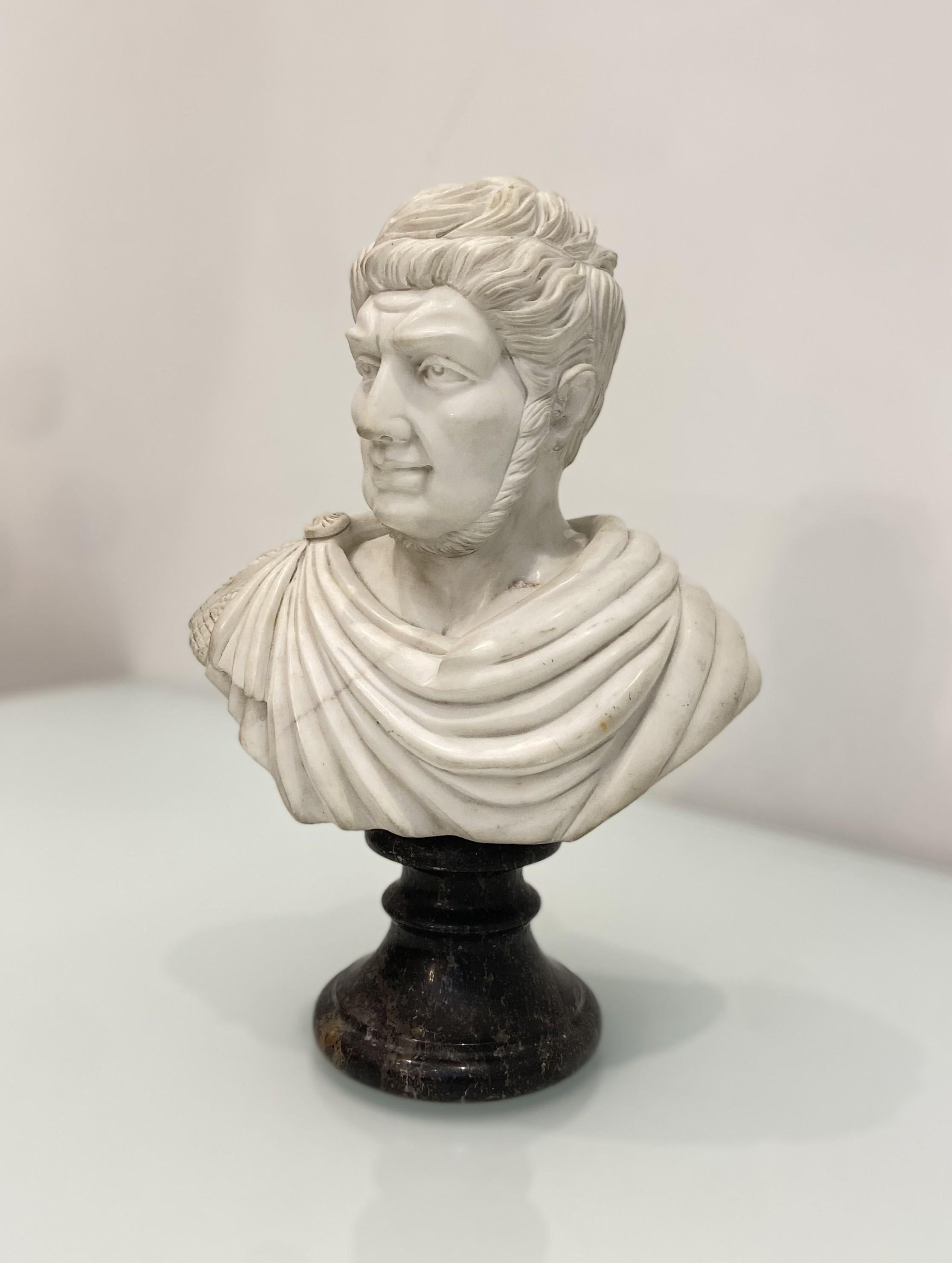 XX secolo Statua di marmo d'epoca con busto di imperatore romano in vendita