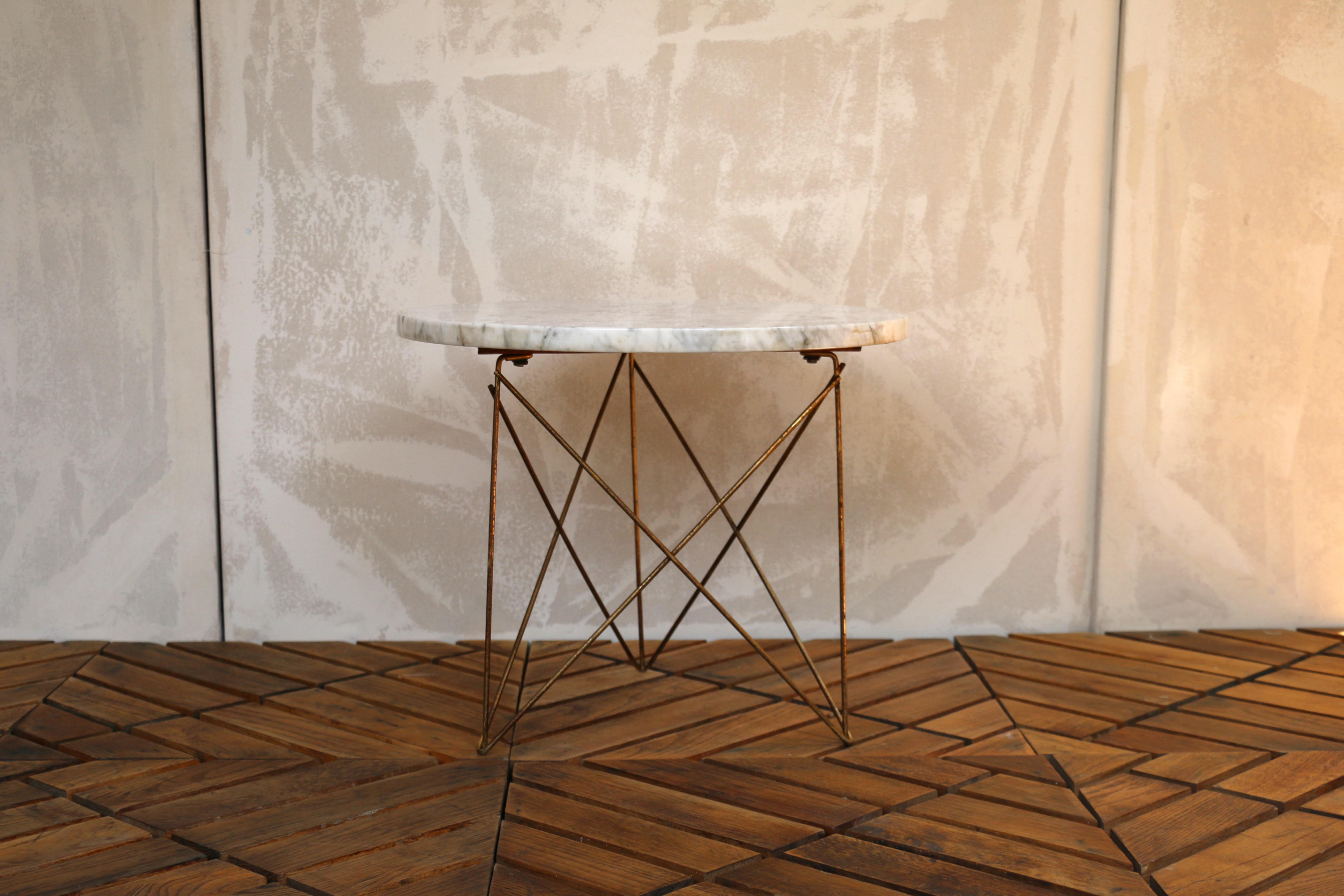 Mesa auxiliar vintage con tapa de mármol y base trípode de alambre, años 60 Moderno de mediados de siglo en venta