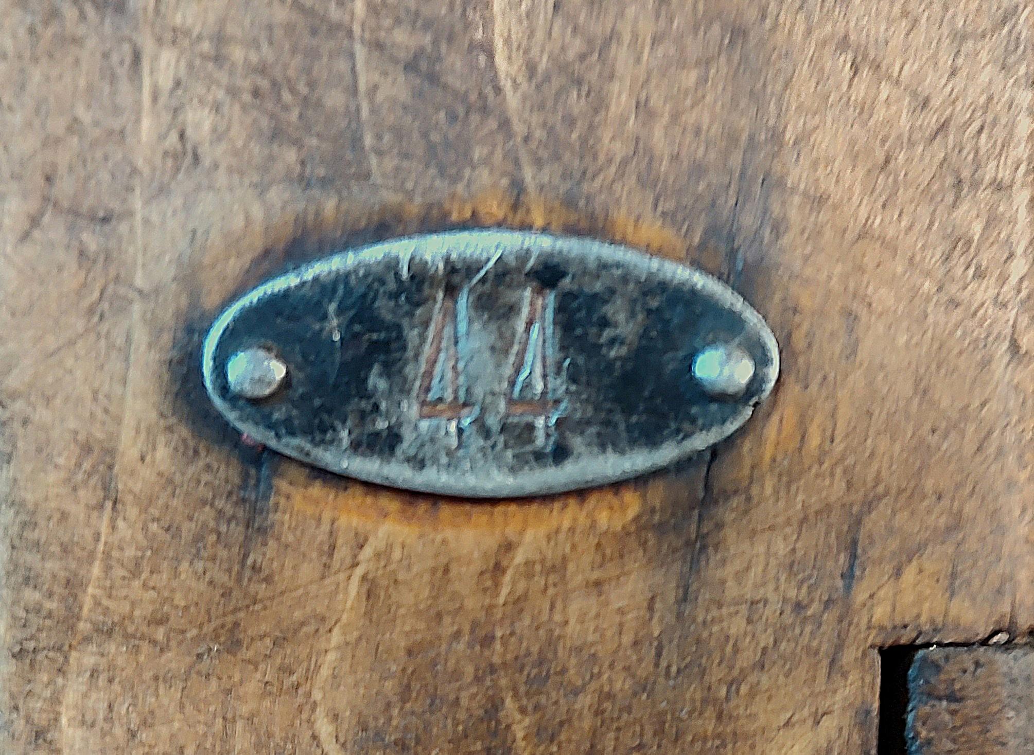 Isla con tapa de mármol vintage / Armario en venta 11