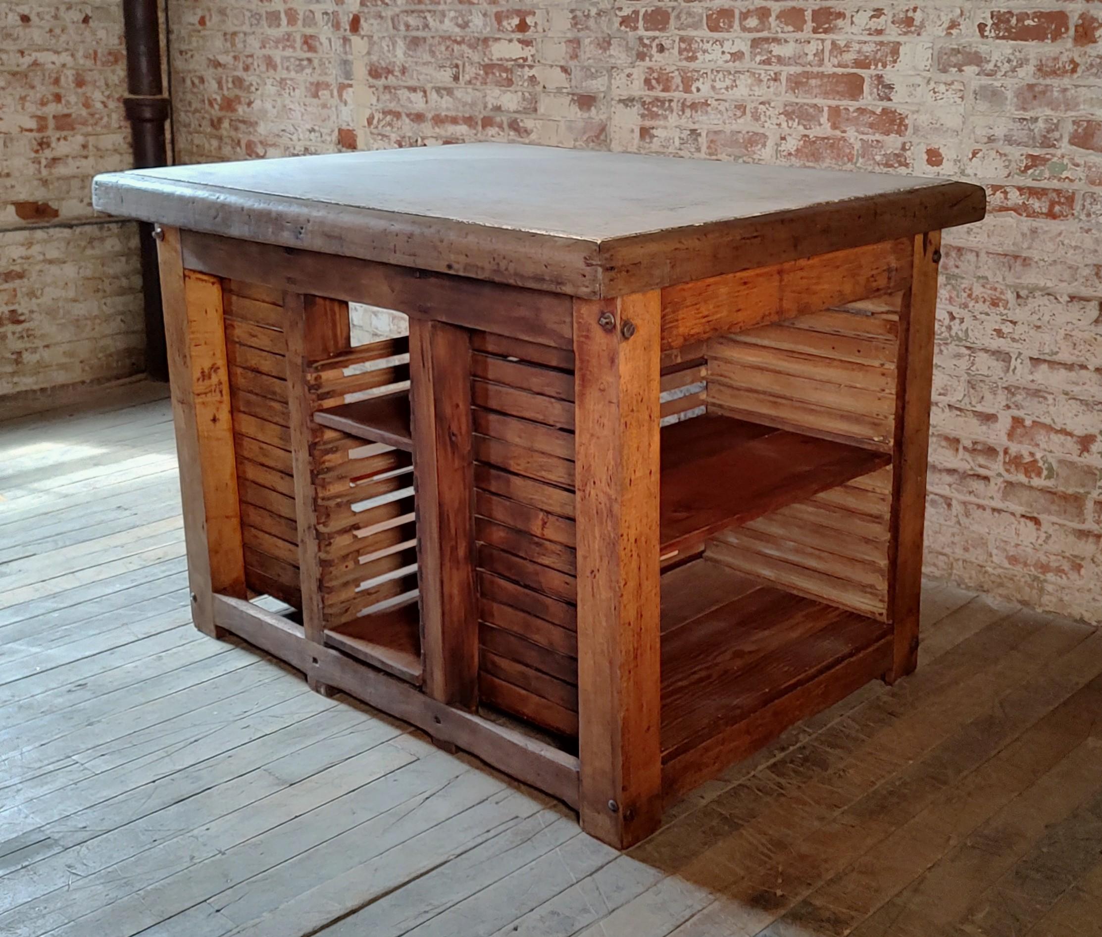 Mueble industrial vintage para impresora / Mesa imponente

*Nota que el anverso y el reverso son idénticos*.

Dimensiones totales: 39 1/2