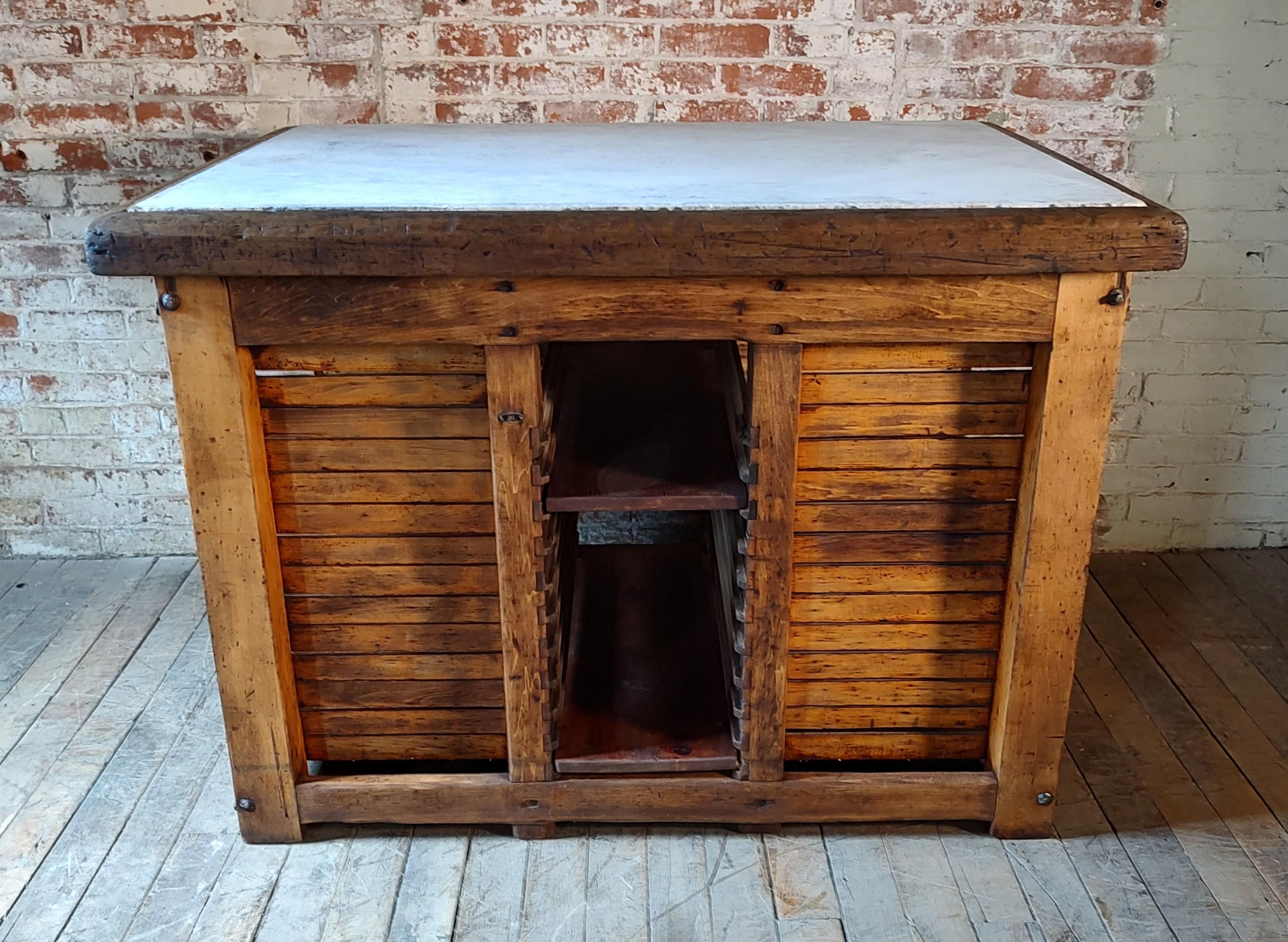 Isla con tapa de mármol vintage / Armario en Bueno estado para la venta en Oakville, CT
