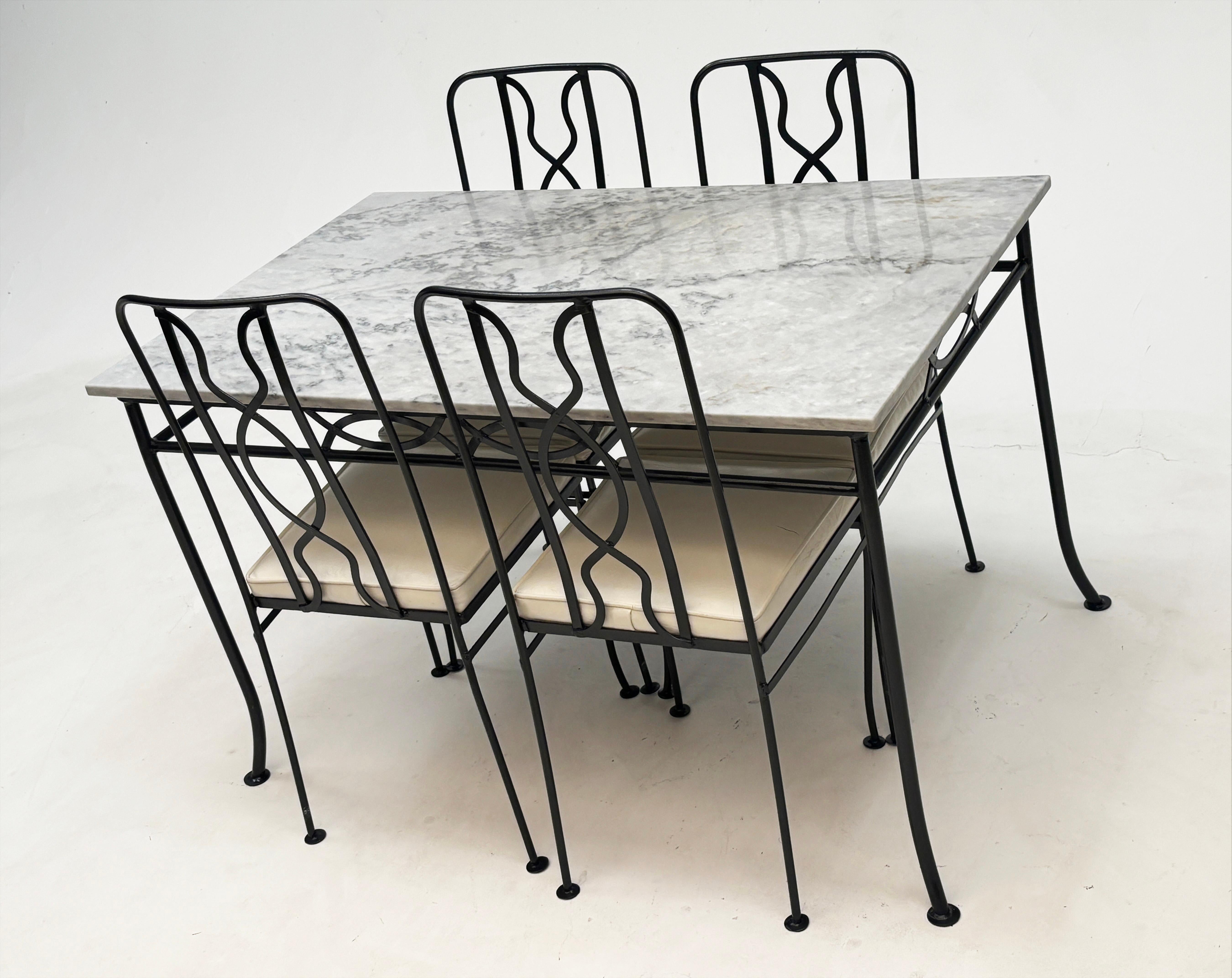 Mesa de patio vintage con tapa de mármol y cuatro sillas Moderno en venta