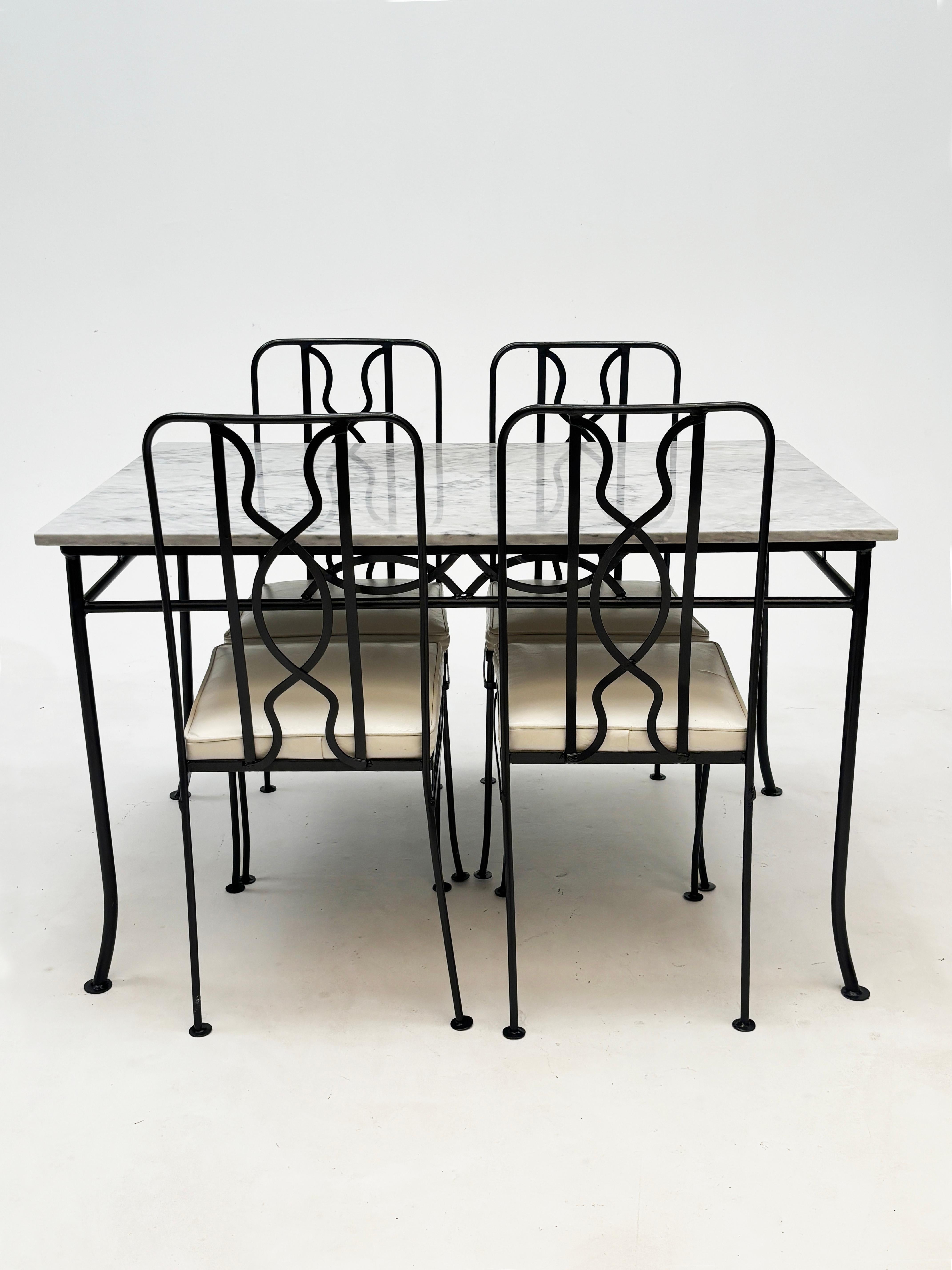 Mesa de patio vintage con tapa de mármol y cuatro sillas Desconocido en venta