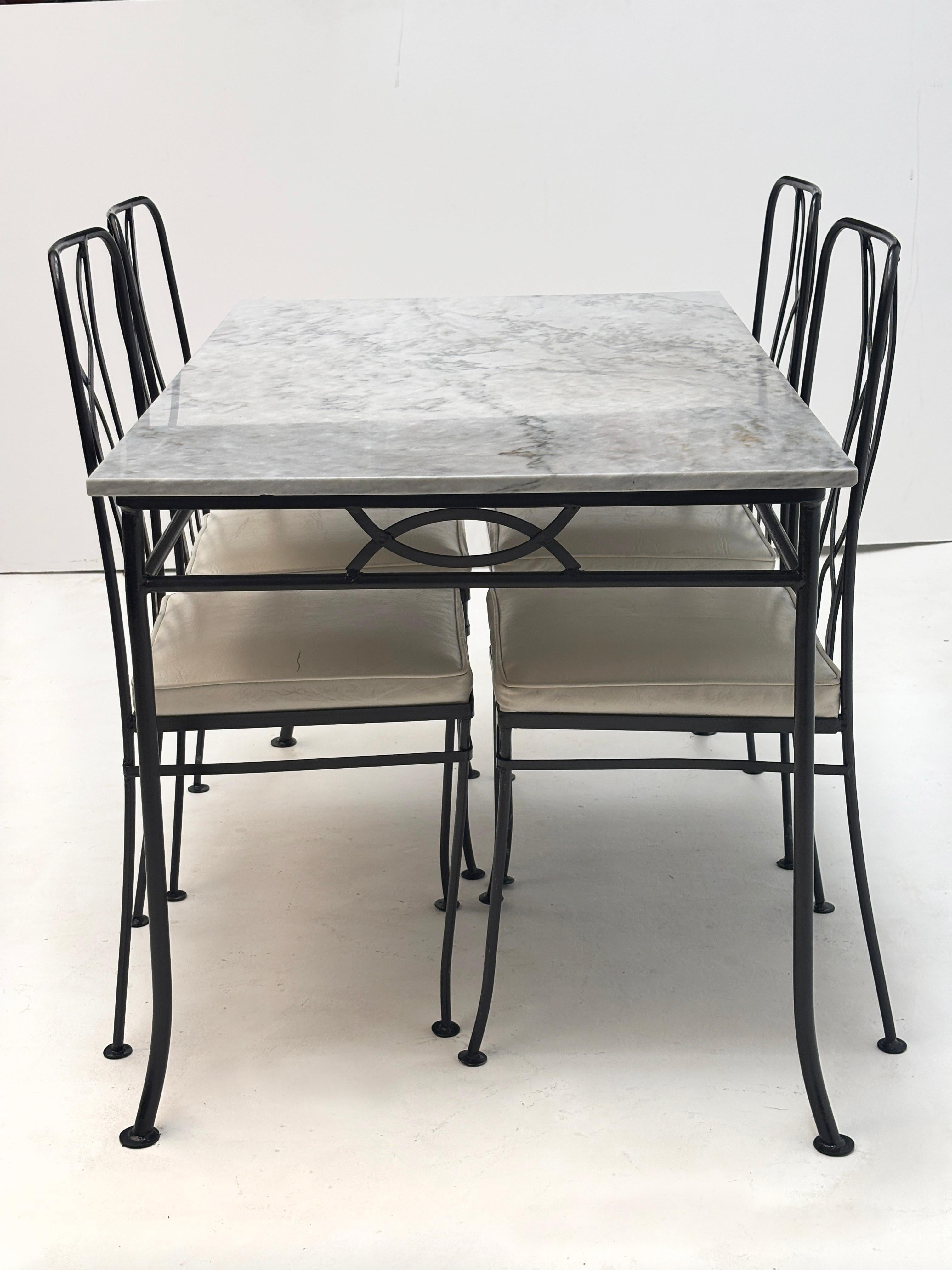Mesa de patio vintage con tapa de mármol y cuatro sillas Pintado en venta