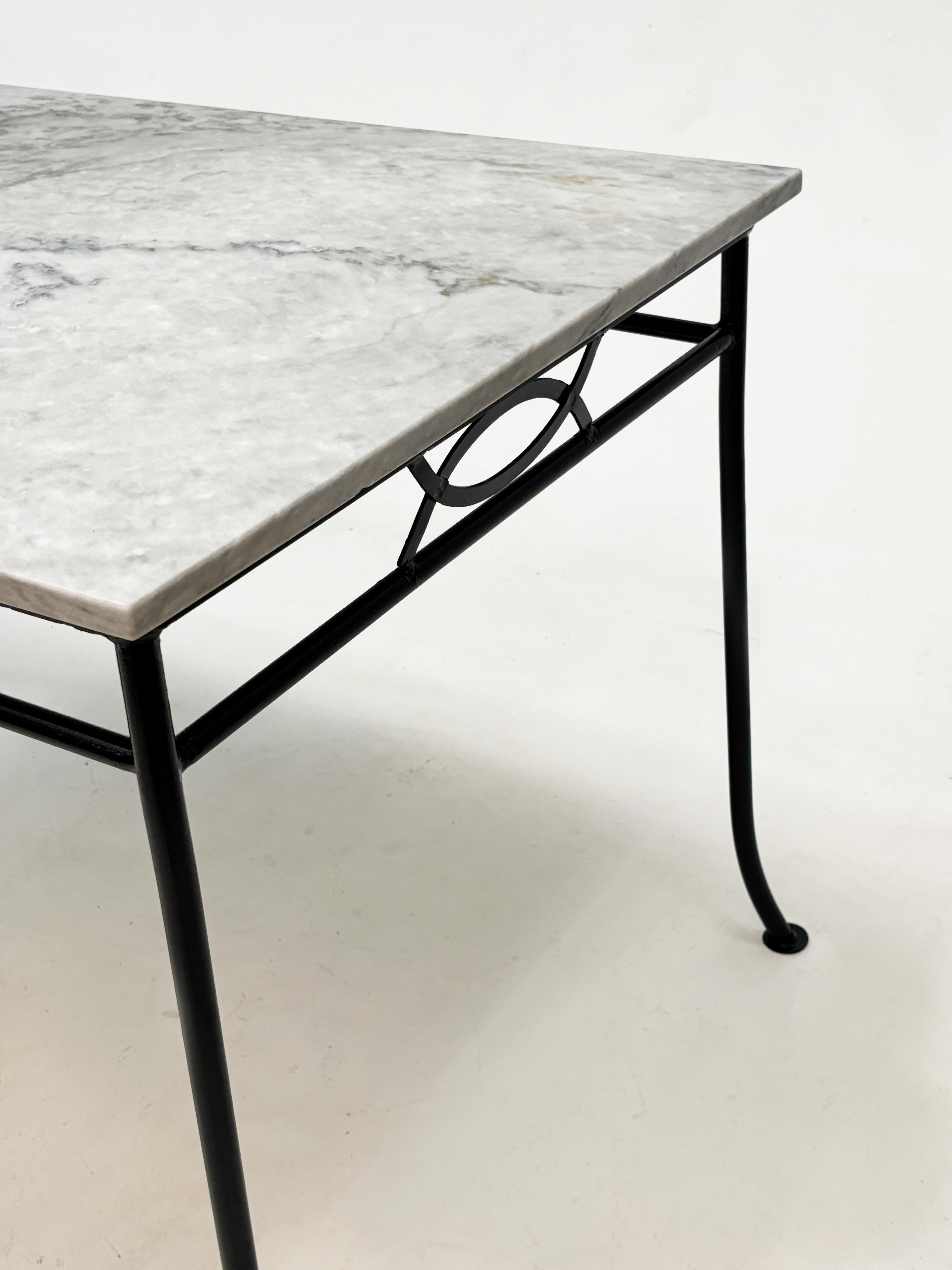 Mesa de patio vintage con tapa de mármol y cuatro sillas siglo XX en venta