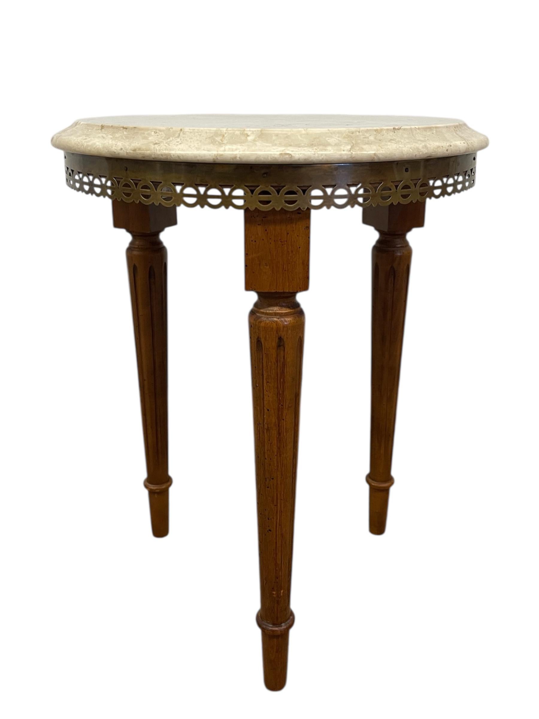 Mid-Century moderno Tavolino vintage con piano in marmo, finiture in ottone e gambe affusolate in vendita