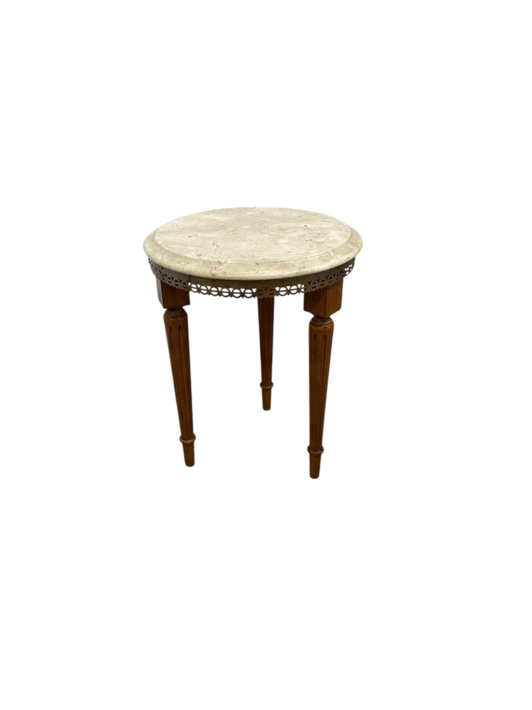 Tavolino vintage con piano in marmo, finiture in ottone e gambe affusolate In condizioni buone in vendita a Seattle, WA