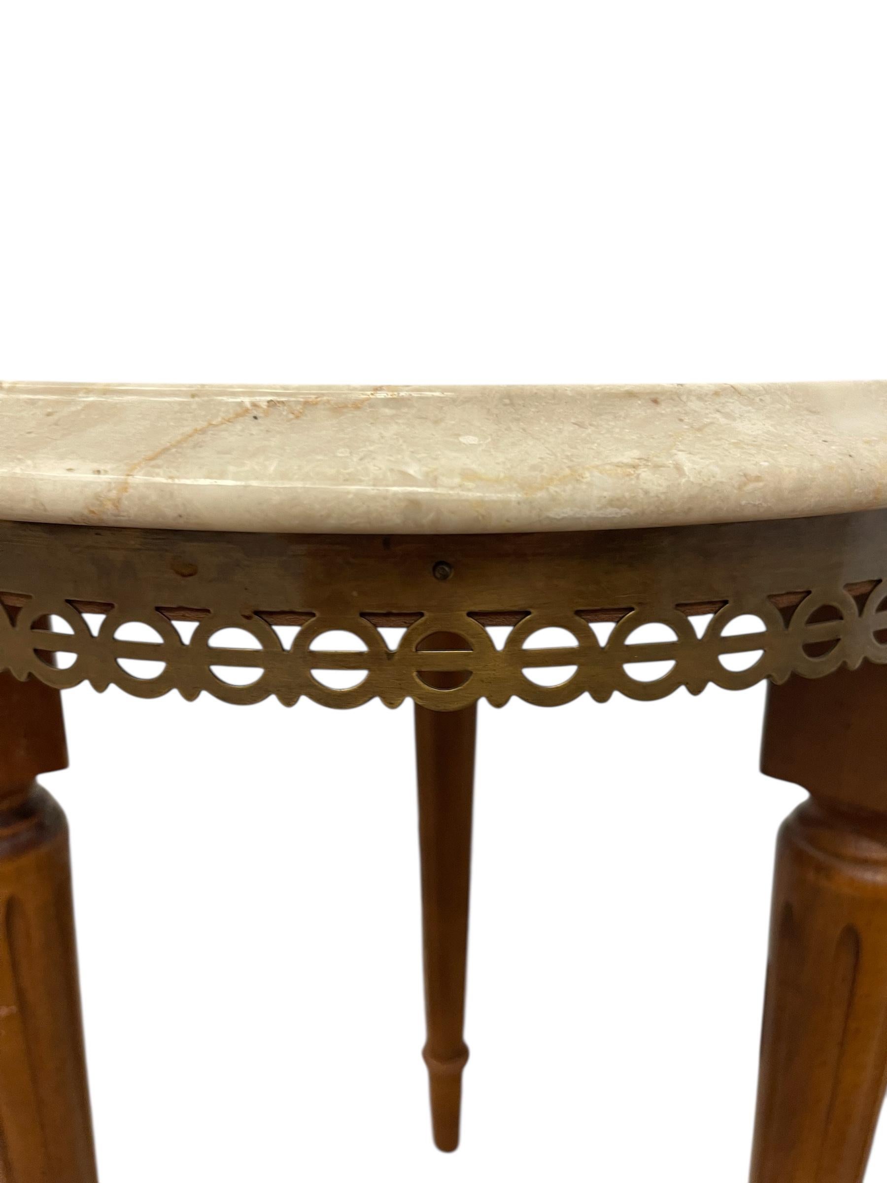 XX secolo Tavolino vintage con piano in marmo, finiture in ottone e gambe affusolate in vendita