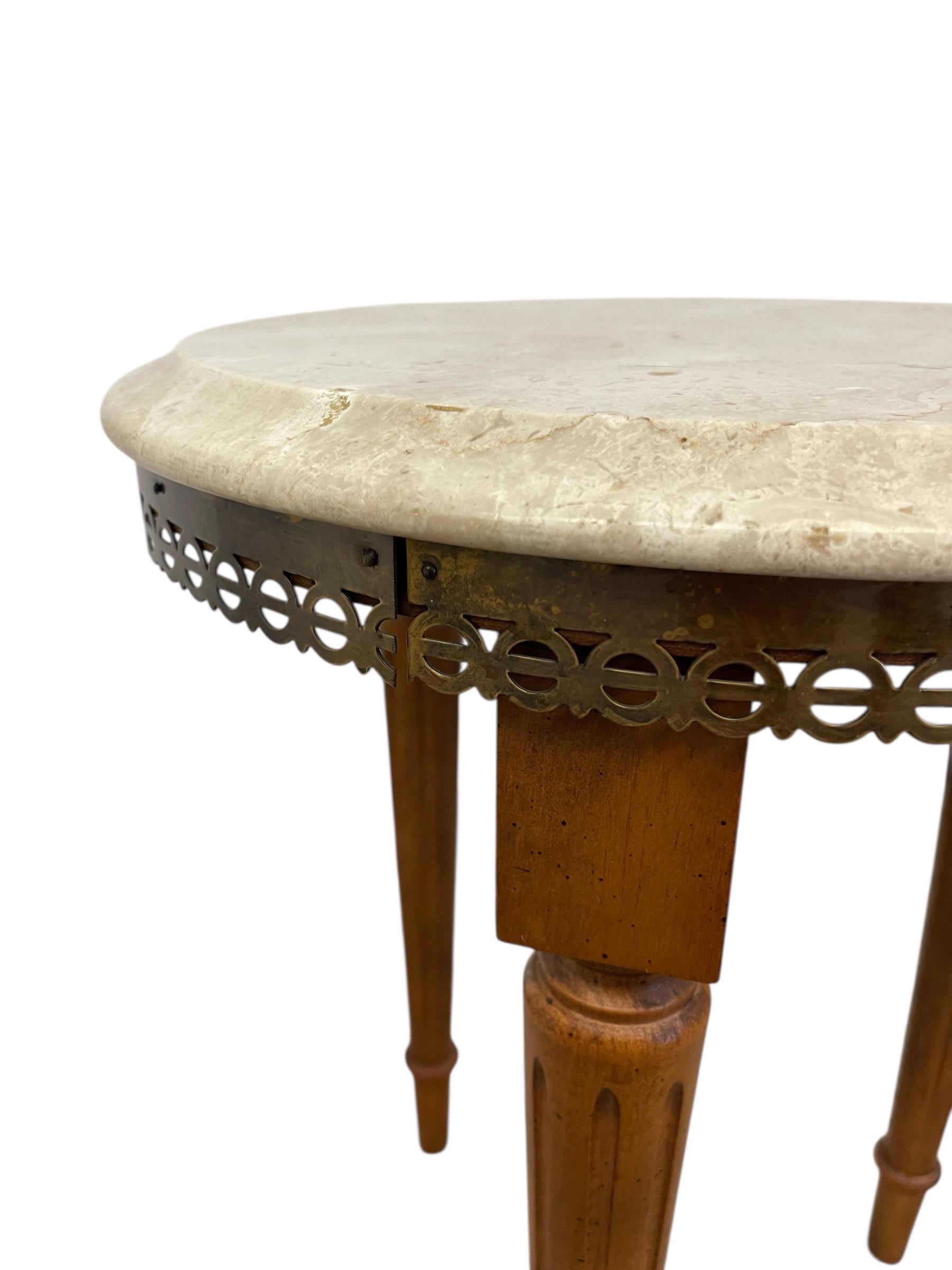 Marmo Tavolino vintage con piano in marmo, finiture in ottone e gambe affusolate in vendita