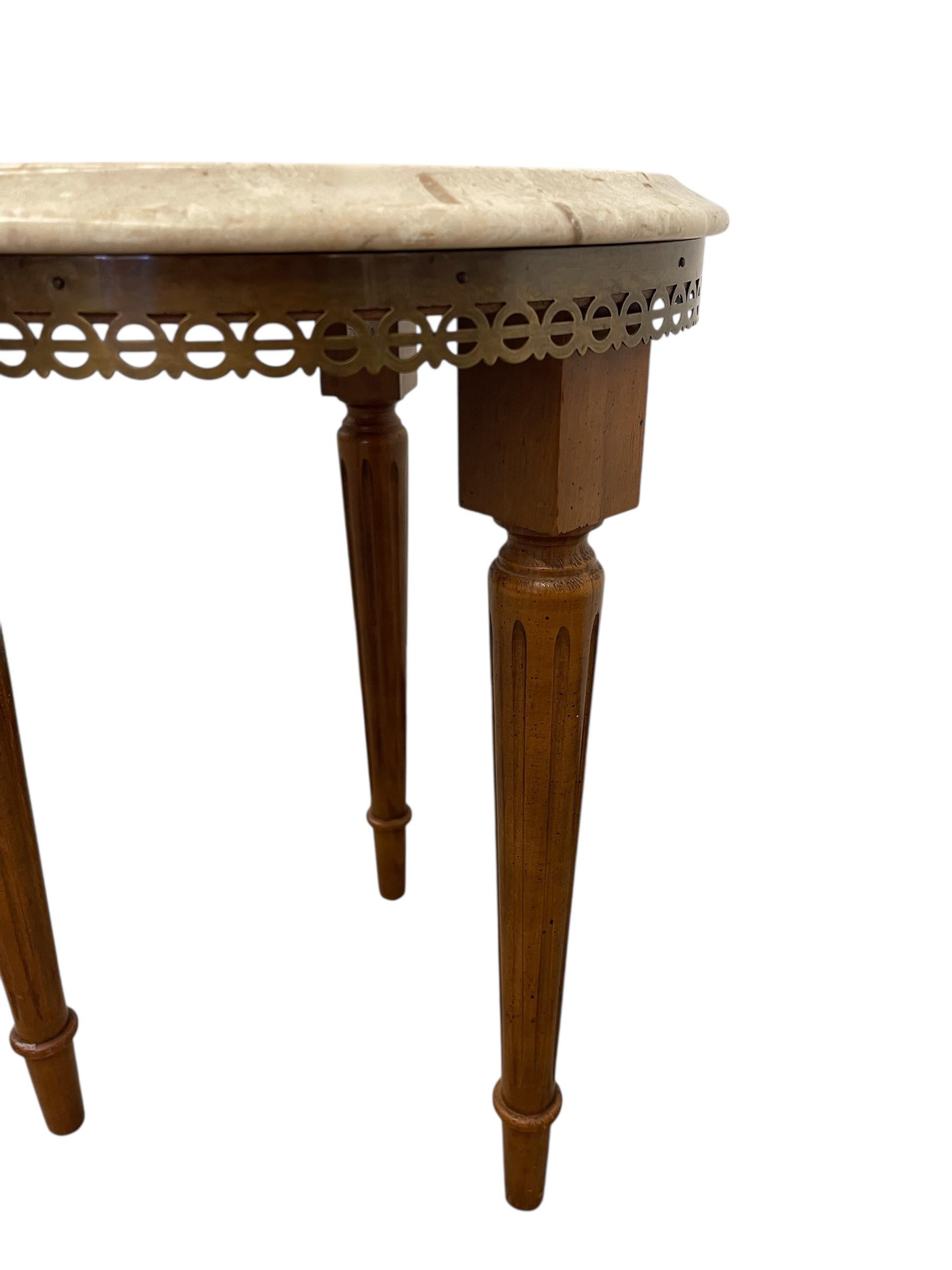 Tavolino vintage con piano in marmo, finiture in ottone e gambe affusolate in vendita 1