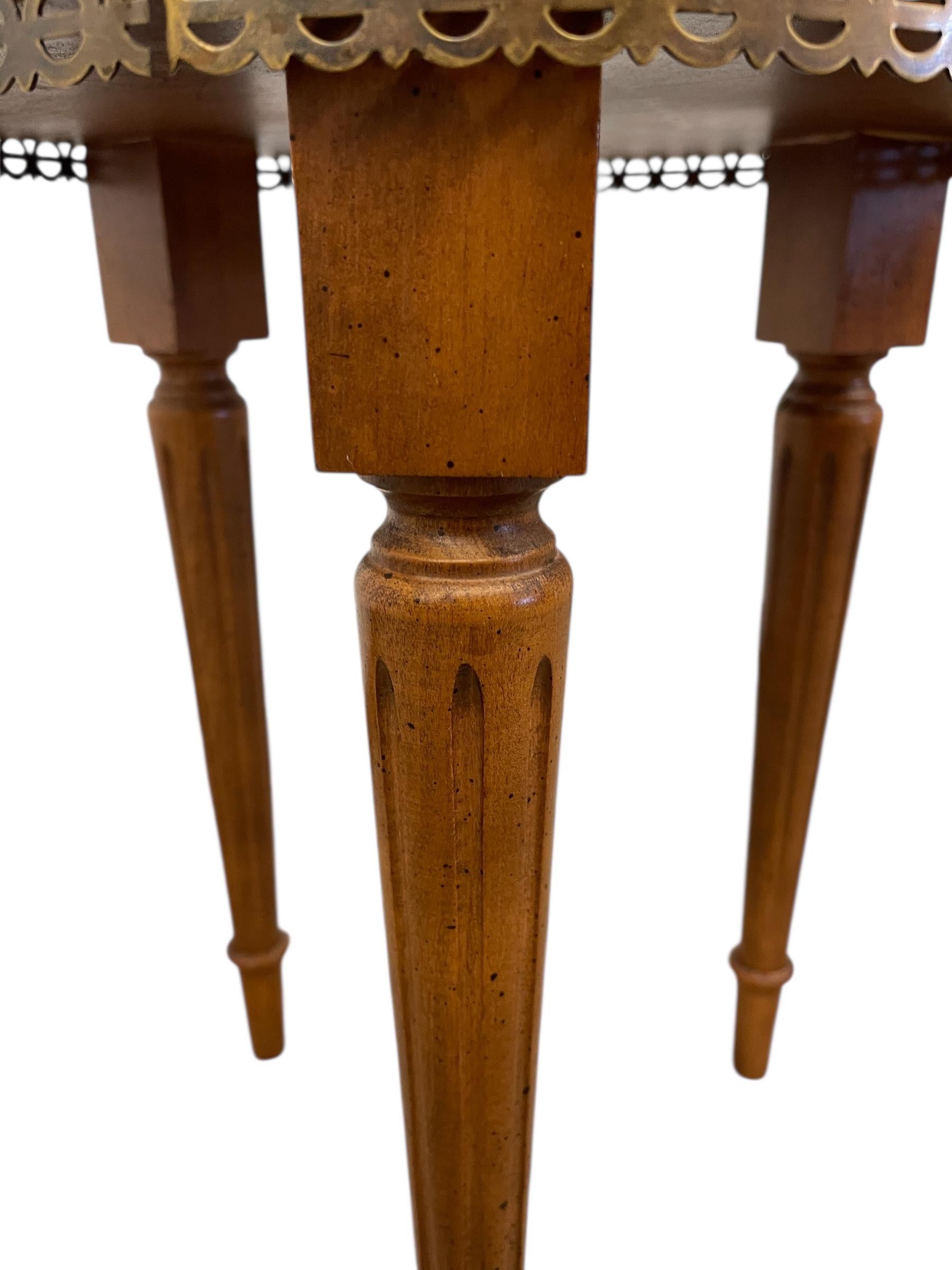 Tavolino vintage con piano in marmo, finiture in ottone e gambe affusolate in vendita 2