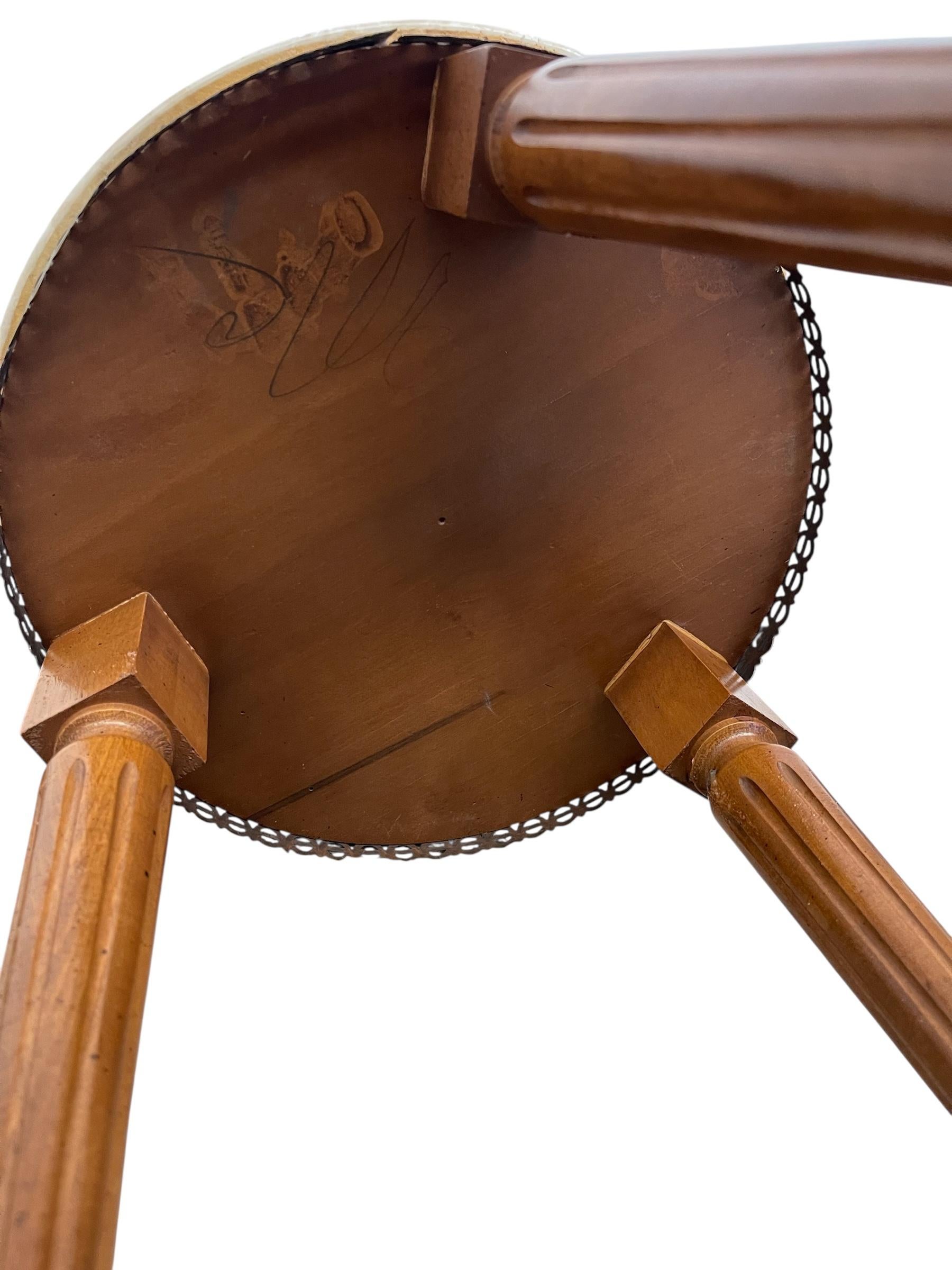 Tavolino vintage con piano in marmo, finiture in ottone e gambe affusolate in vendita 3