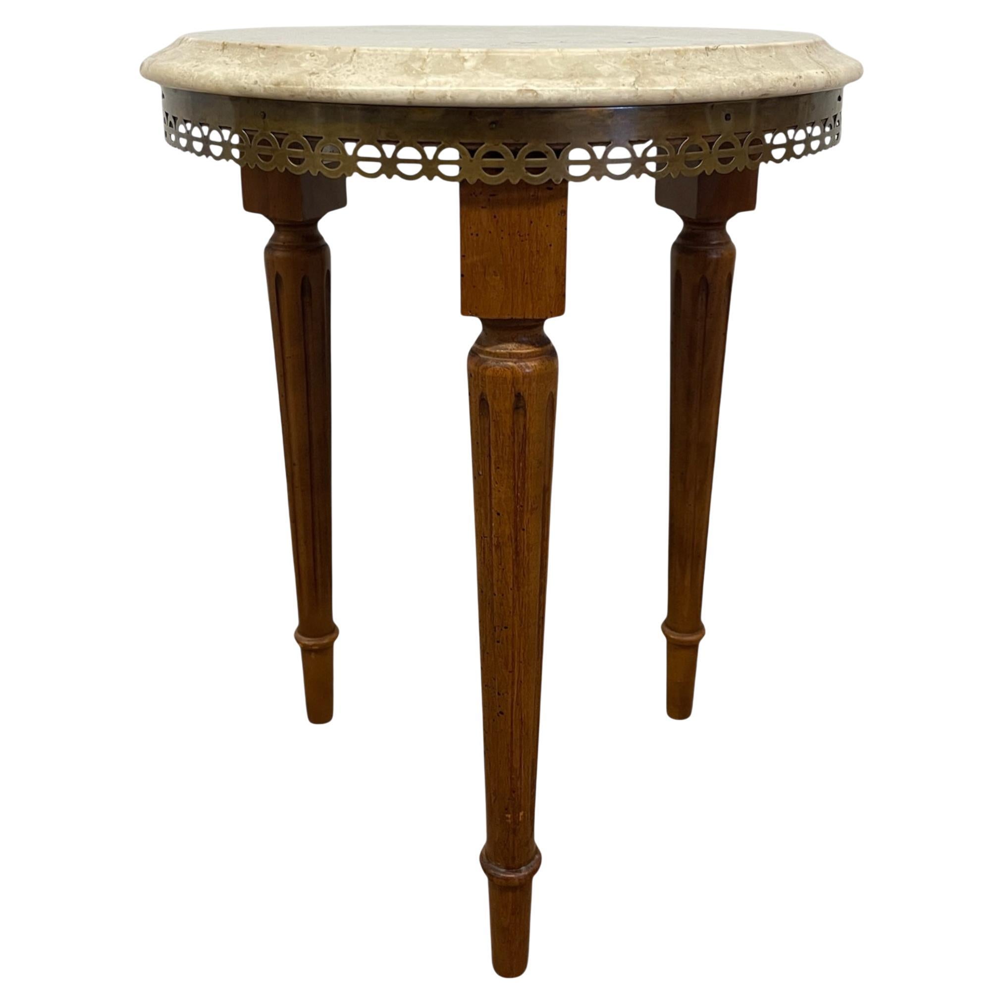 Tavolino vintage con piano in marmo, finiture in ottone e gambe affusolate in vendita