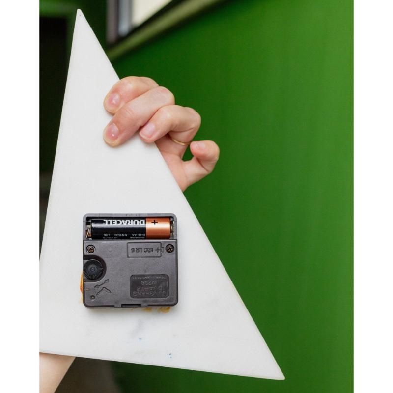 Reloj de pie triangular de mármol estilo Memphis Italia, años 80 en venta 4