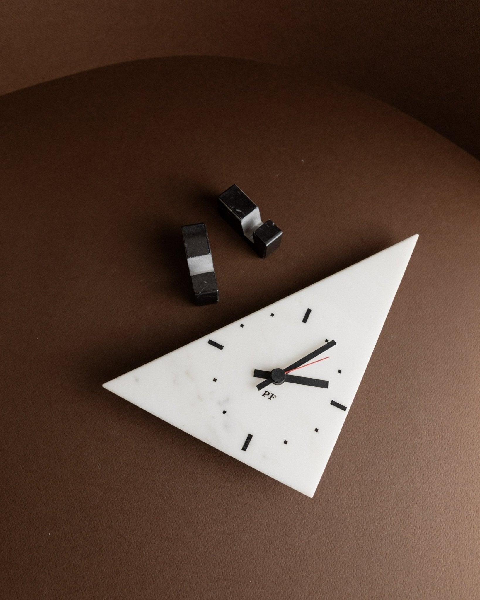 Reloj de pie triangular de mármol vintage Estilo Memphis Italia, años 80

Raro reloj de pie triangular vintage, dos partes - Reloj de pared Pop Art de PF en estilo Memphis, Italia años 80. Fabricado en mármol, este elegante reloj puede colocarse