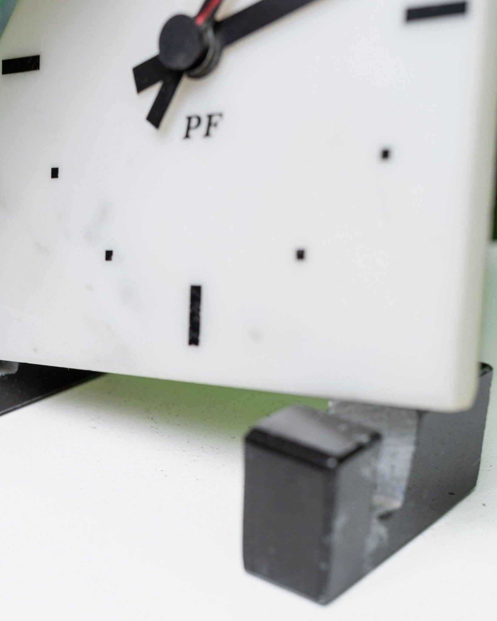 Reloj de pie triangular de mármol estilo Memphis Italia, años 80 Italiano en venta