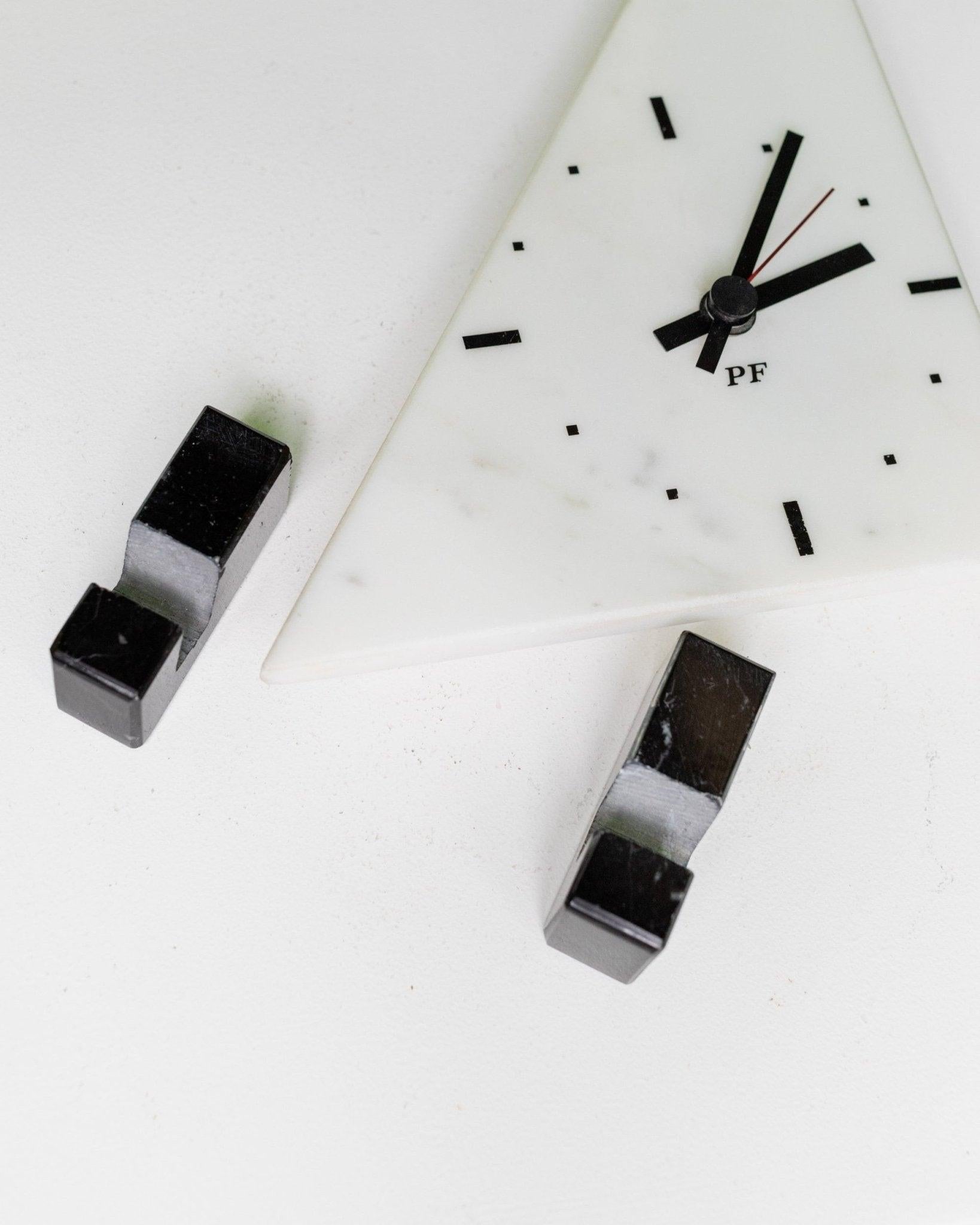 Reloj de pie triangular de mármol estilo Memphis Italia, años 80 en Bueno estado para la venta en Montecalvoli, IT