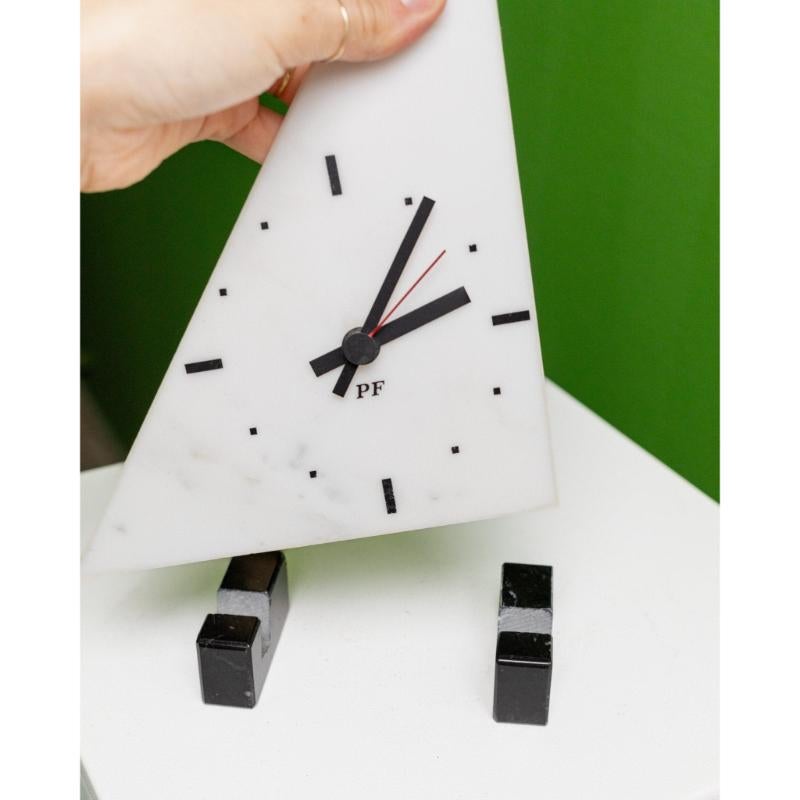 Reloj de pie triangular de mármol estilo Memphis Italia, años 80 siglo XX en venta